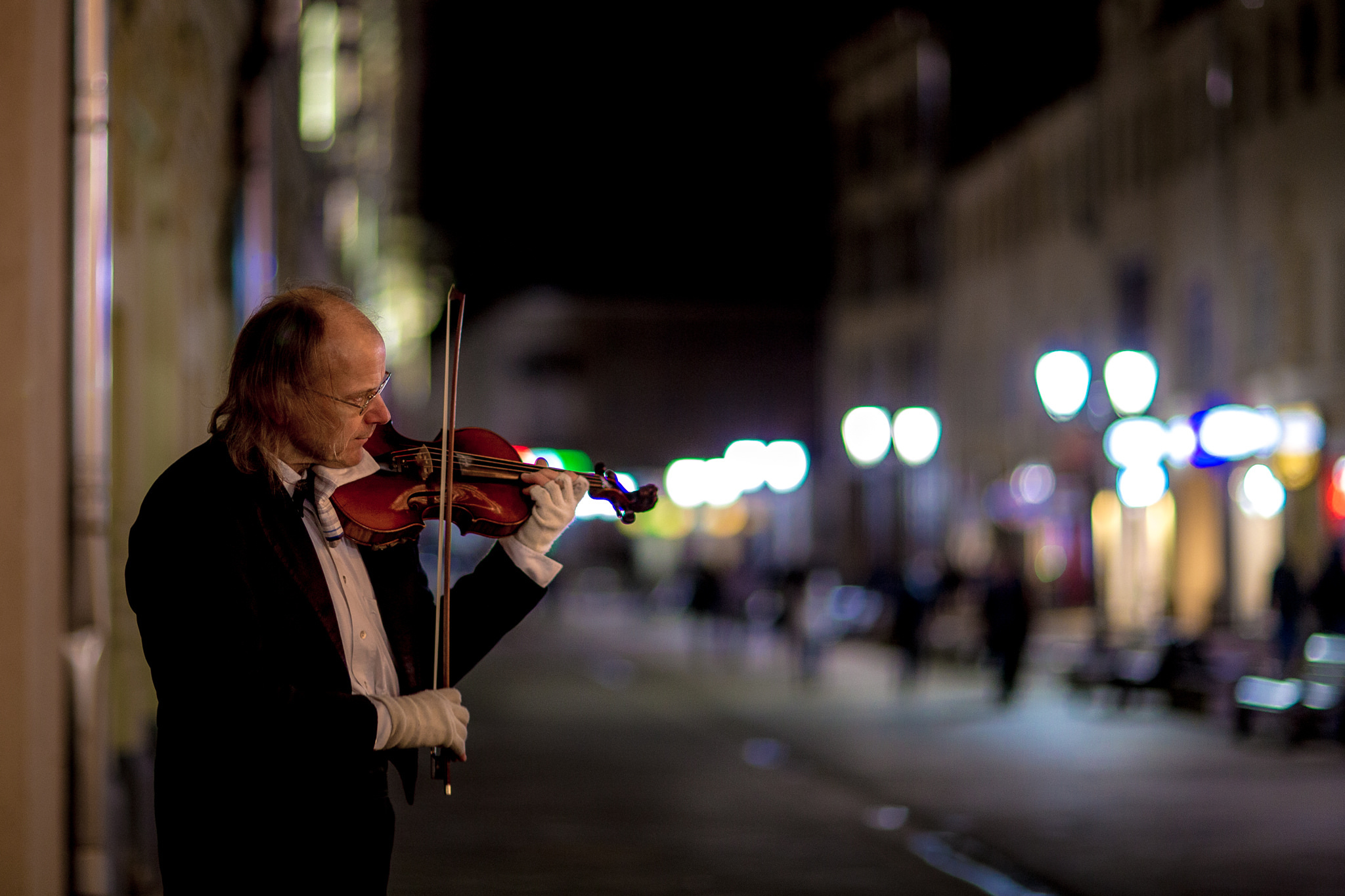 Сегодня ночью песни слушать. Уличный скрипач. Скрипач на улице. Музыканты на улице. Уличный музыкант скрипач.