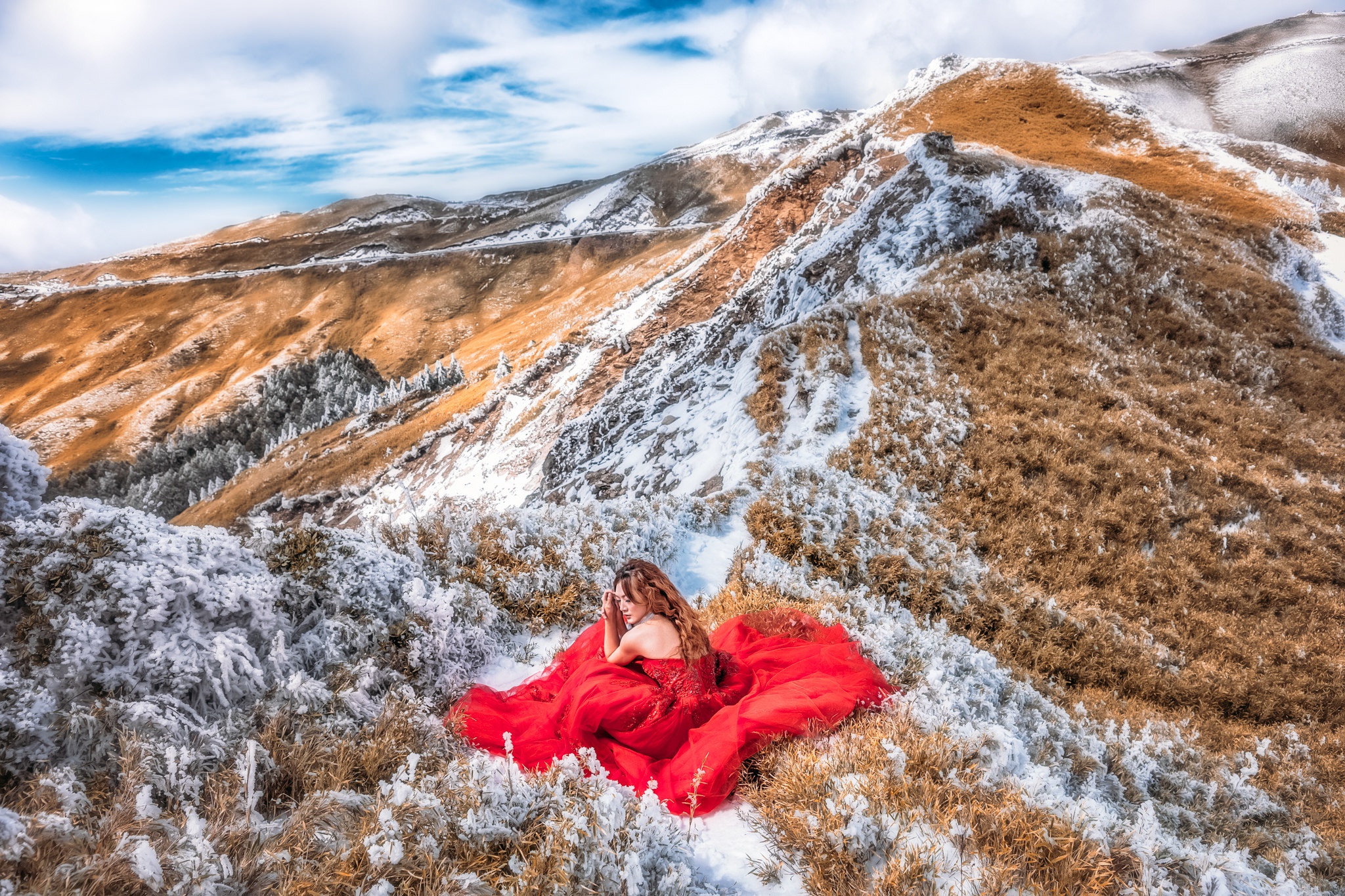 Горы и тетки. Фотосет в горах. Фотосессия в горах. Девушка в горах. Фотосессия в горах девушки.