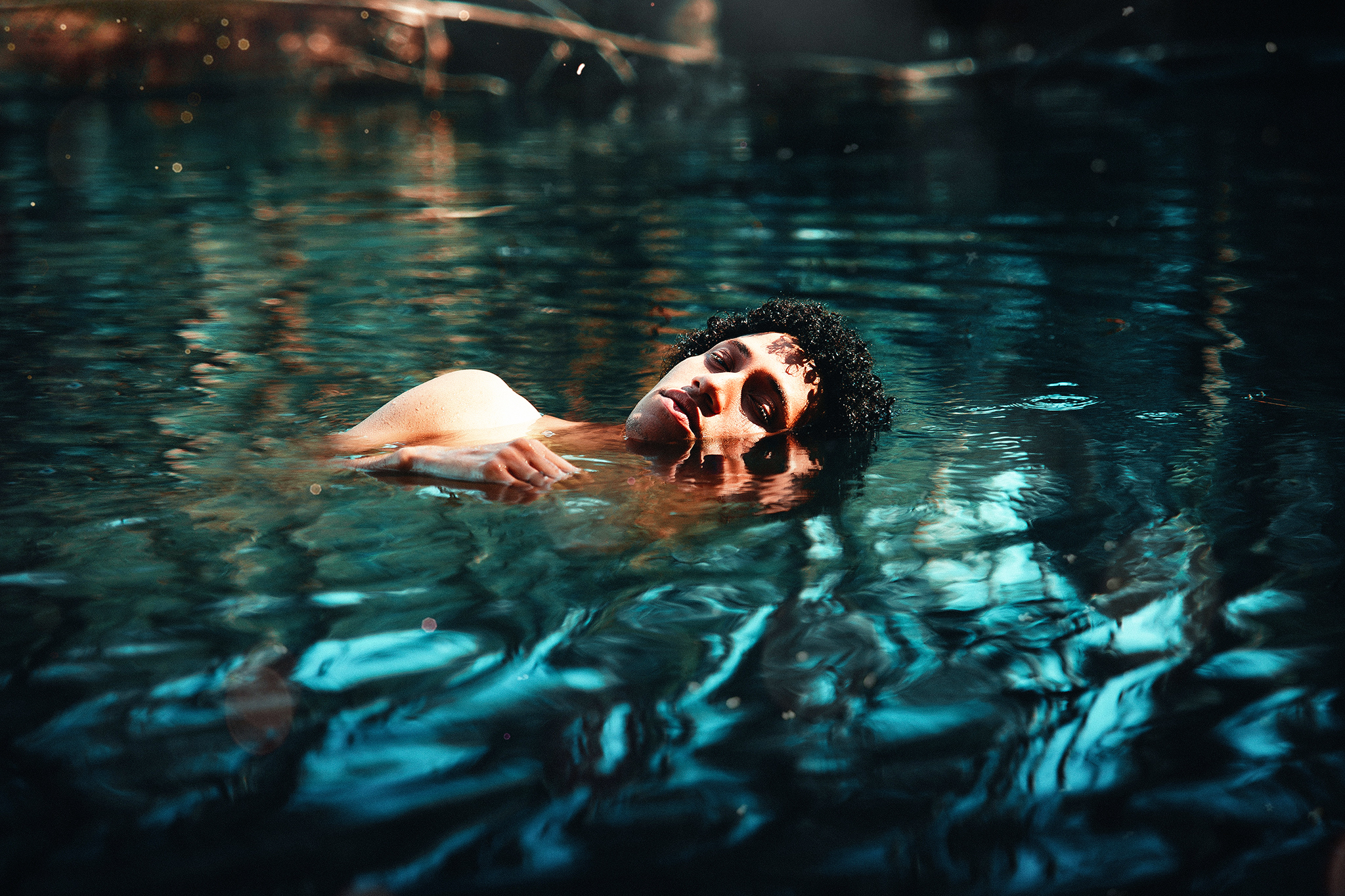 Лежать на дне бассейна. Фотосессия в воде. Девушка в воде. Девушка под водой. Парень в воде.