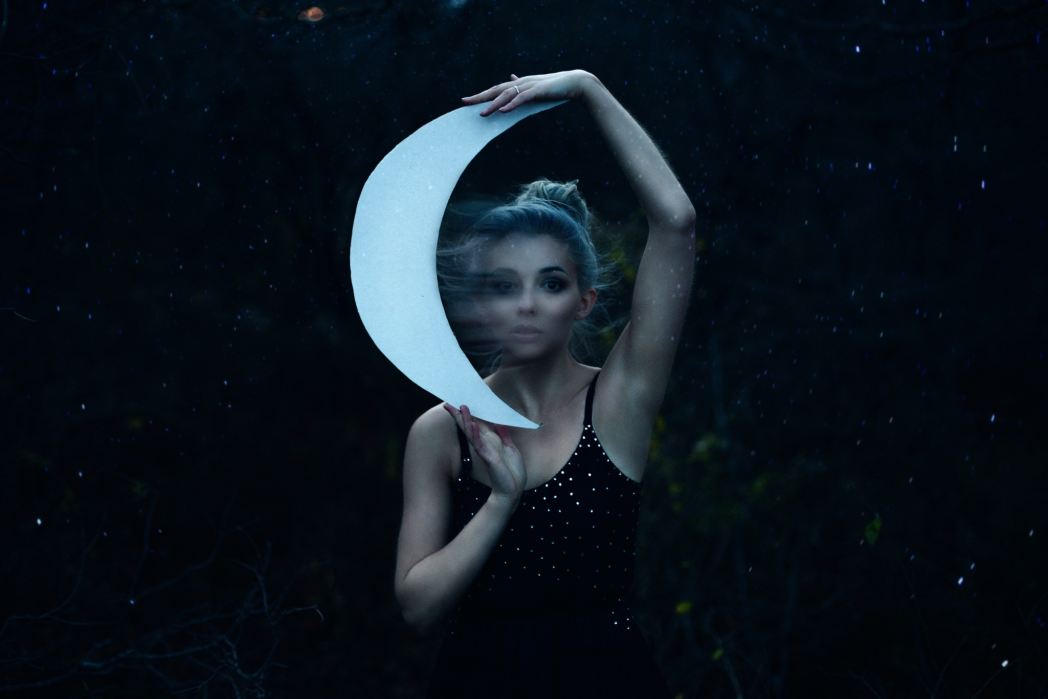 Девочка луна як. Michael Lami. Девушка-Луна. Фотосессия с луной. Девушка держит луну.