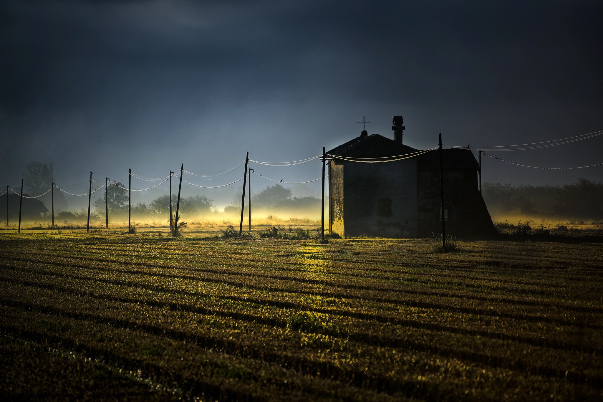 Morning house. Дом из тумана. Обои дом туман. Обои для рабочего стола дом туман. Fog House Мурманск.