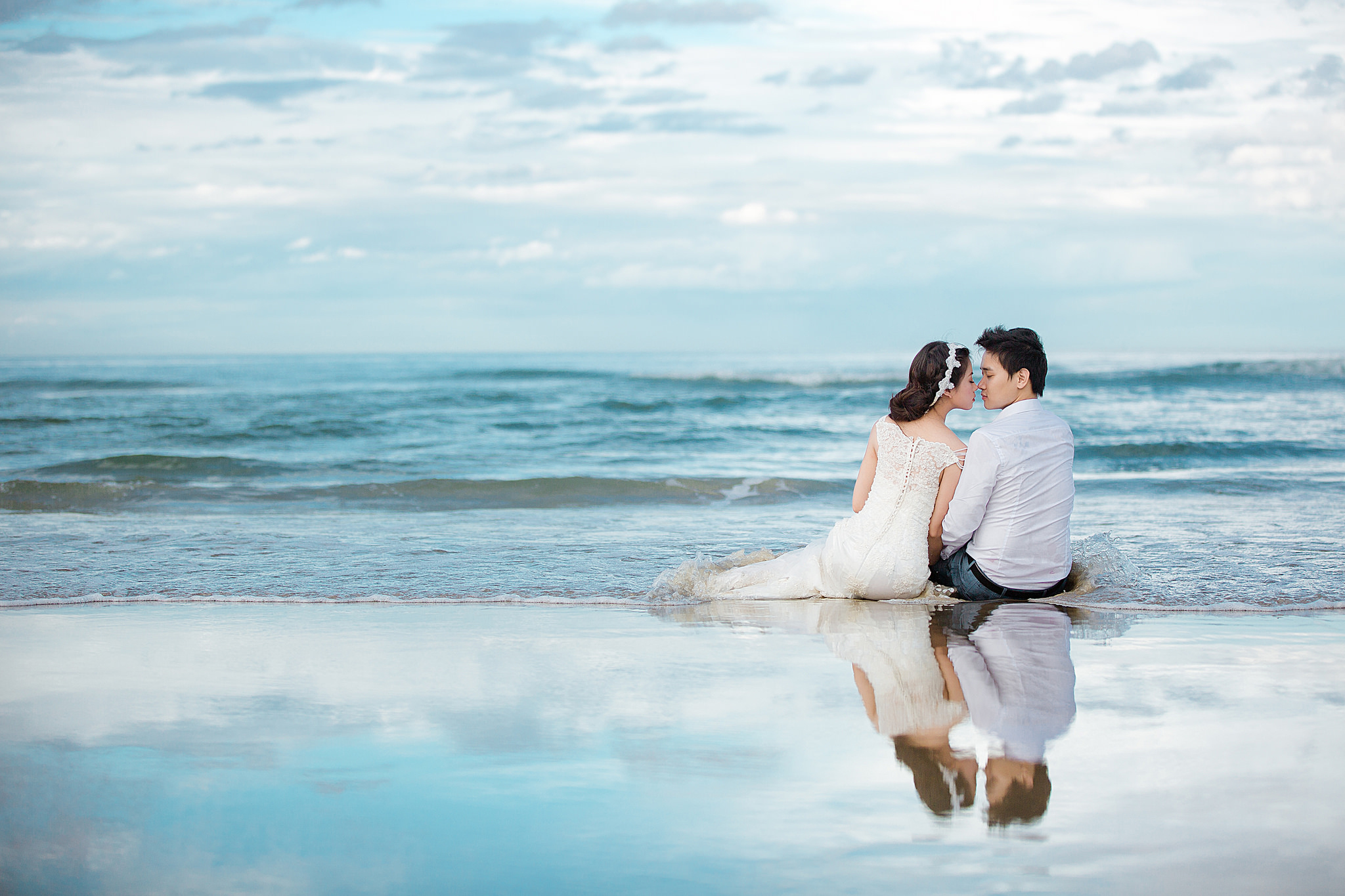 Жену на пляже муж смотрит. Свадьба на берегу моря. Свадебная фотосессия на берегу моря. Влюбленные на море. Море любви.