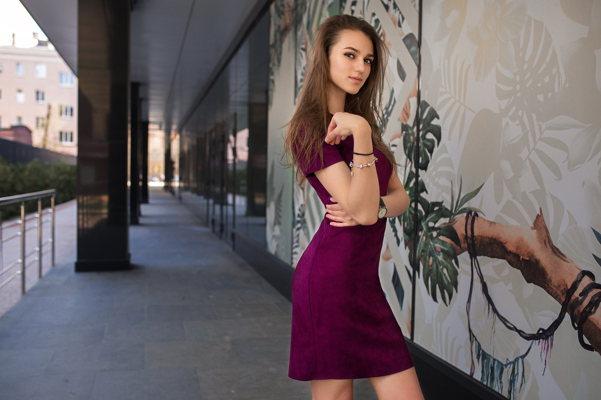 Xenia kokoreva модель. Девушка в шортах. Красивые девушки на улице. Красавицу стоя. Девушка идет.