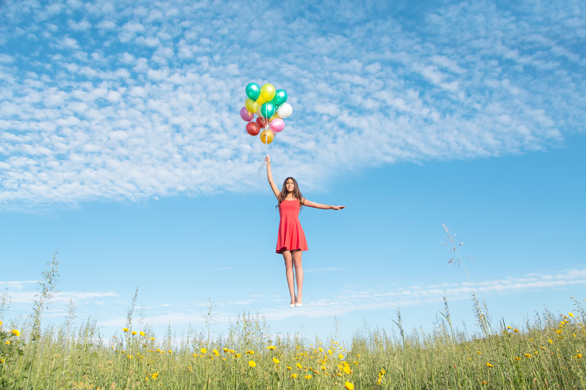 Песня доброе и воздушное. Девочка с шариками. Девочка с воздушным шариком. Воздушные шарики в небе. Девушка с воздушными шарами.