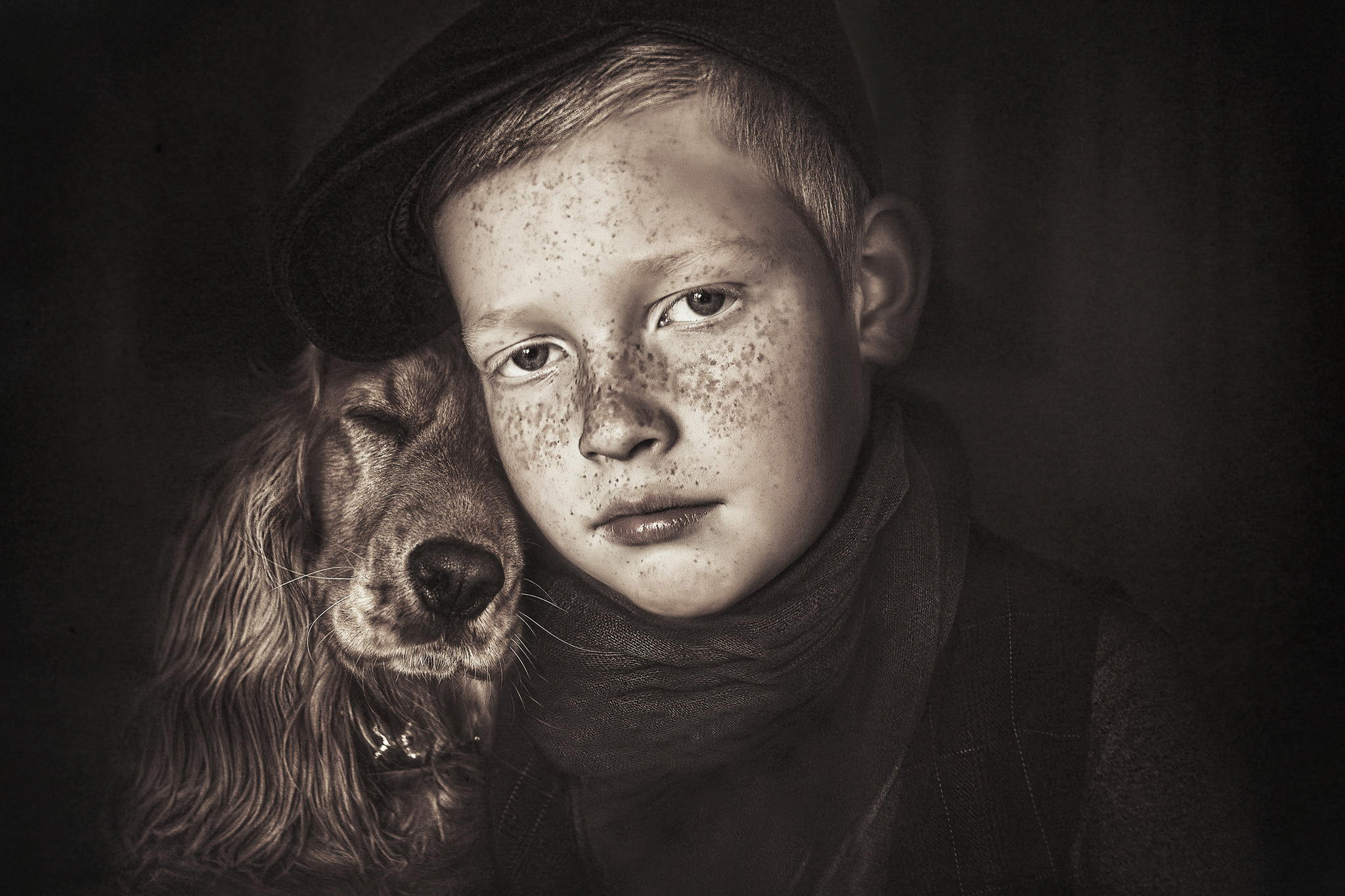 История собаки мальчика. Фотопортрет собаки. Мальчик с собакой. Черно белые фотопортреты детей. Фотопортрет мальчика.