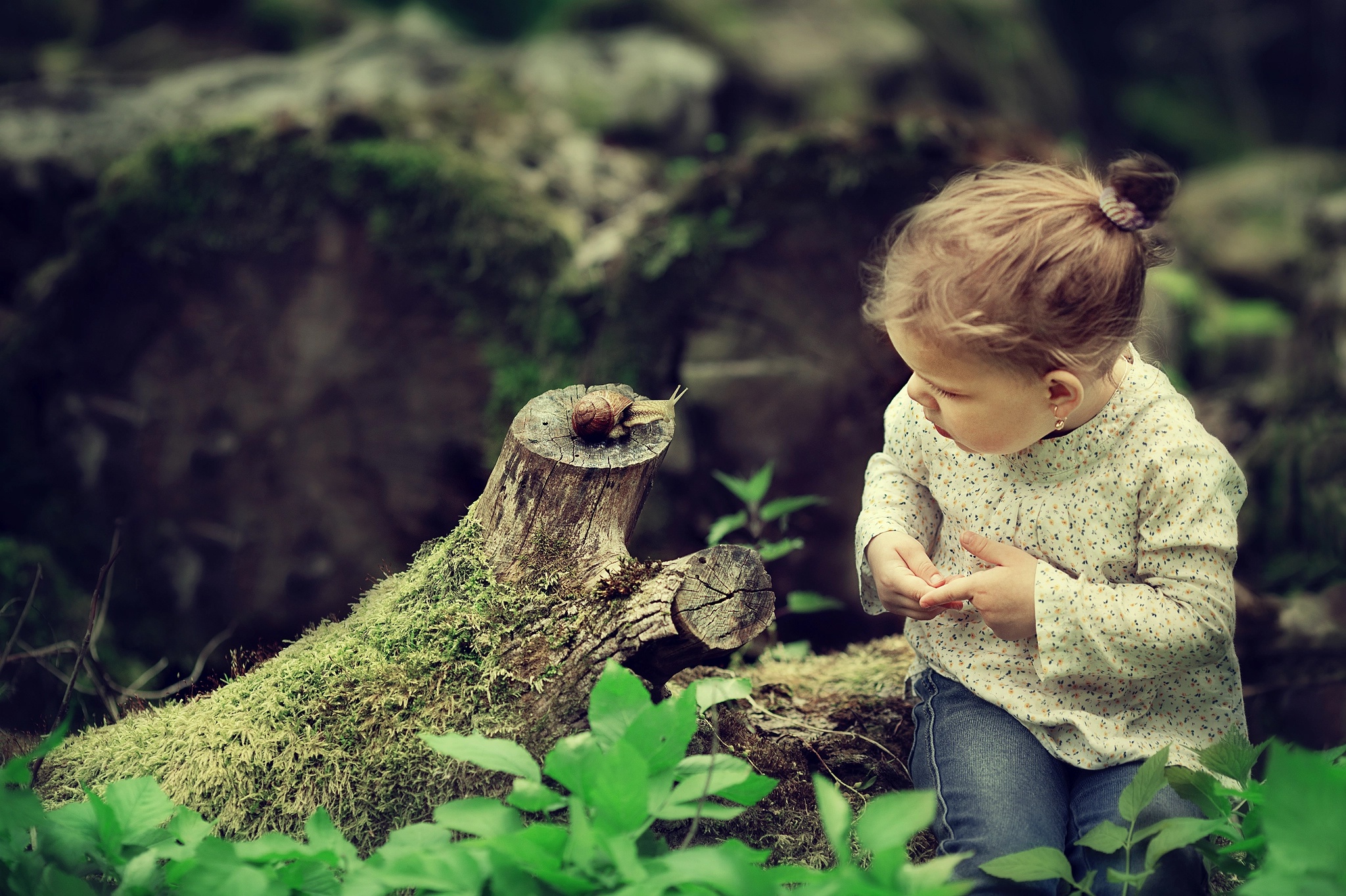 Удивление в лесу. Дети и природа. Малыш на природе. Детская фотосессия на природе. Красивые дети природа.