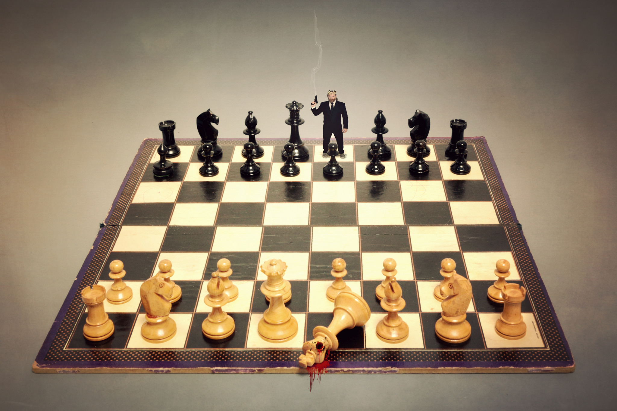 На шахматной доске поставили 5. Шахматы «Каролинги и мавры». Шахматы Геншин. Шахматы доска с фигурами. Шахматная доска с фигурками.