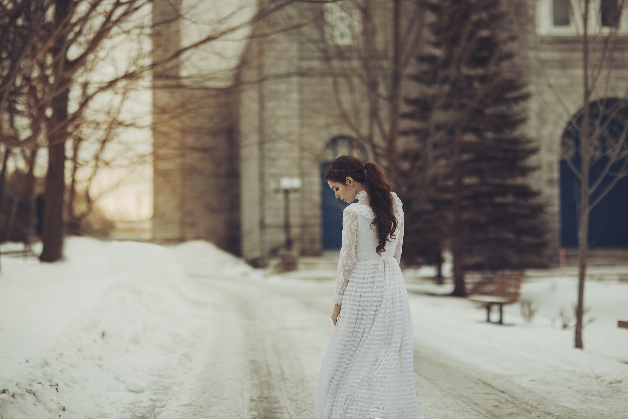 На улице снег на душе. Девушка зима. Зимняя фотосессия в платье. Фотосессия зимой в платье. Девушка в длинном платье.