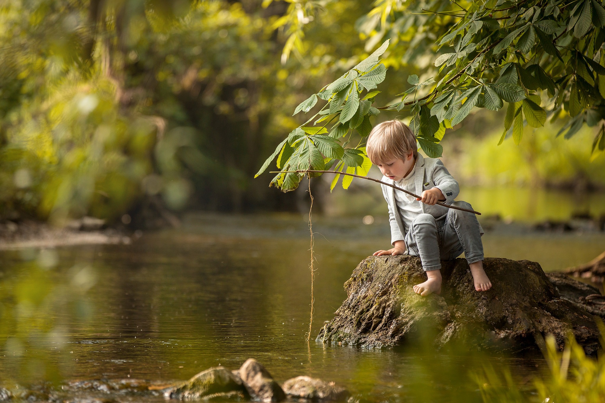 Мальчик ловил рыбу на реке. Дети и природа. Мальчик на природе. Малыш на природе. Дети на берегу реки.