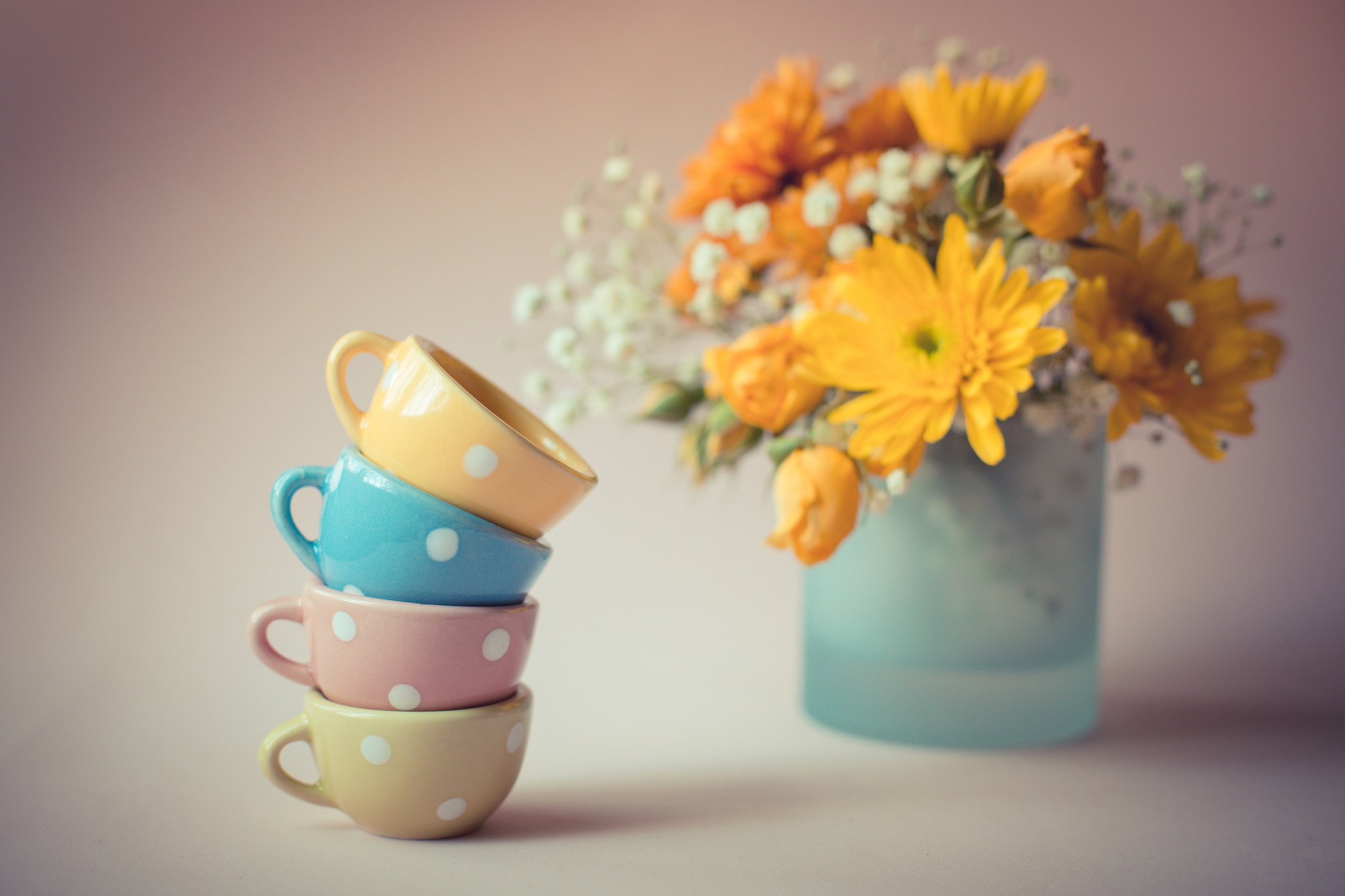 Cups flowers. Красивые цветы в чашке. Цветы в кружке. Букет в чашке. Цветочки в чашке.