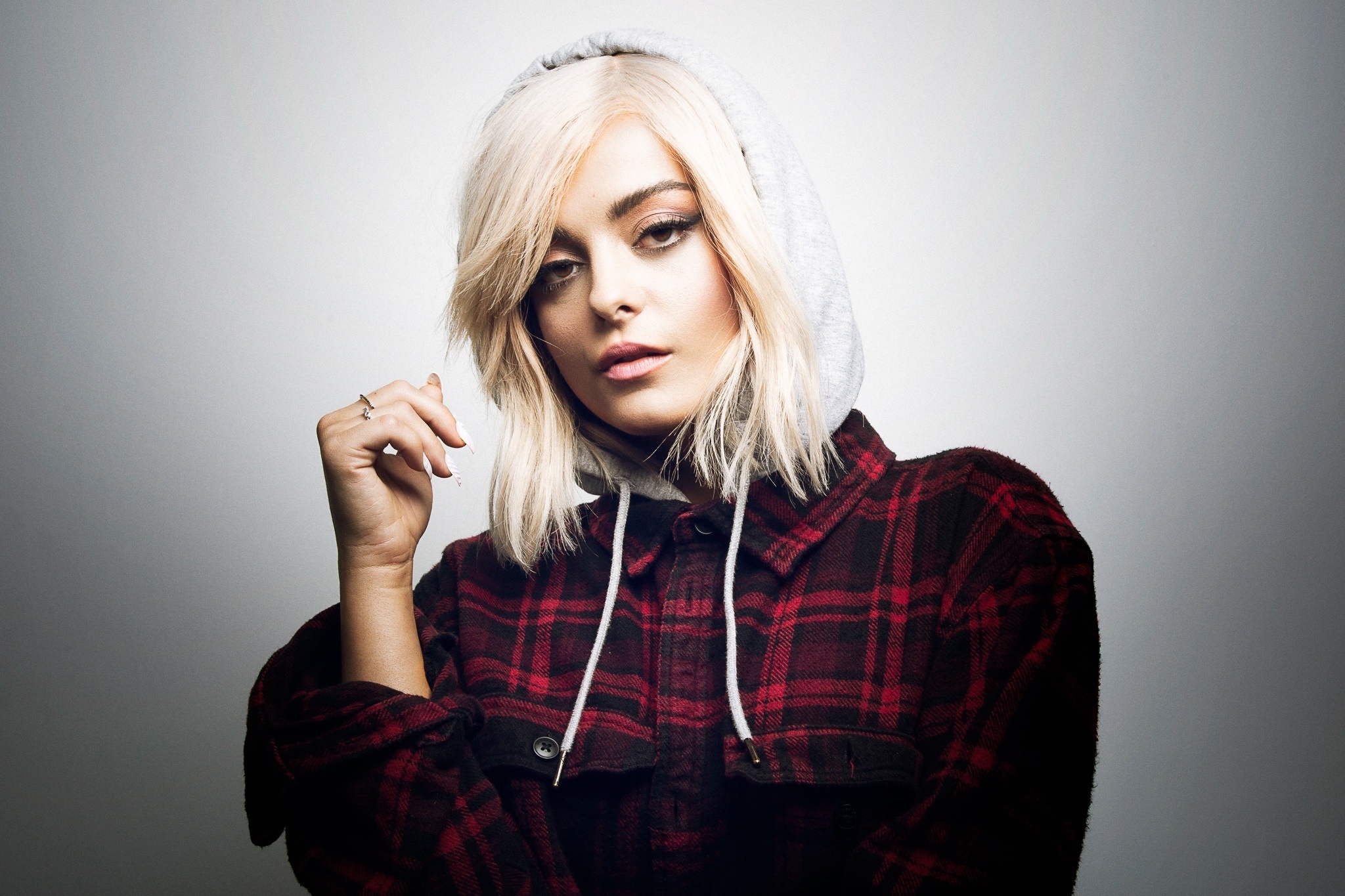 Обои блондинка, певица, Bebe Rexha на телефон и рабочий стол, раздел  музыка, разрешение 2048x1365 - скачать