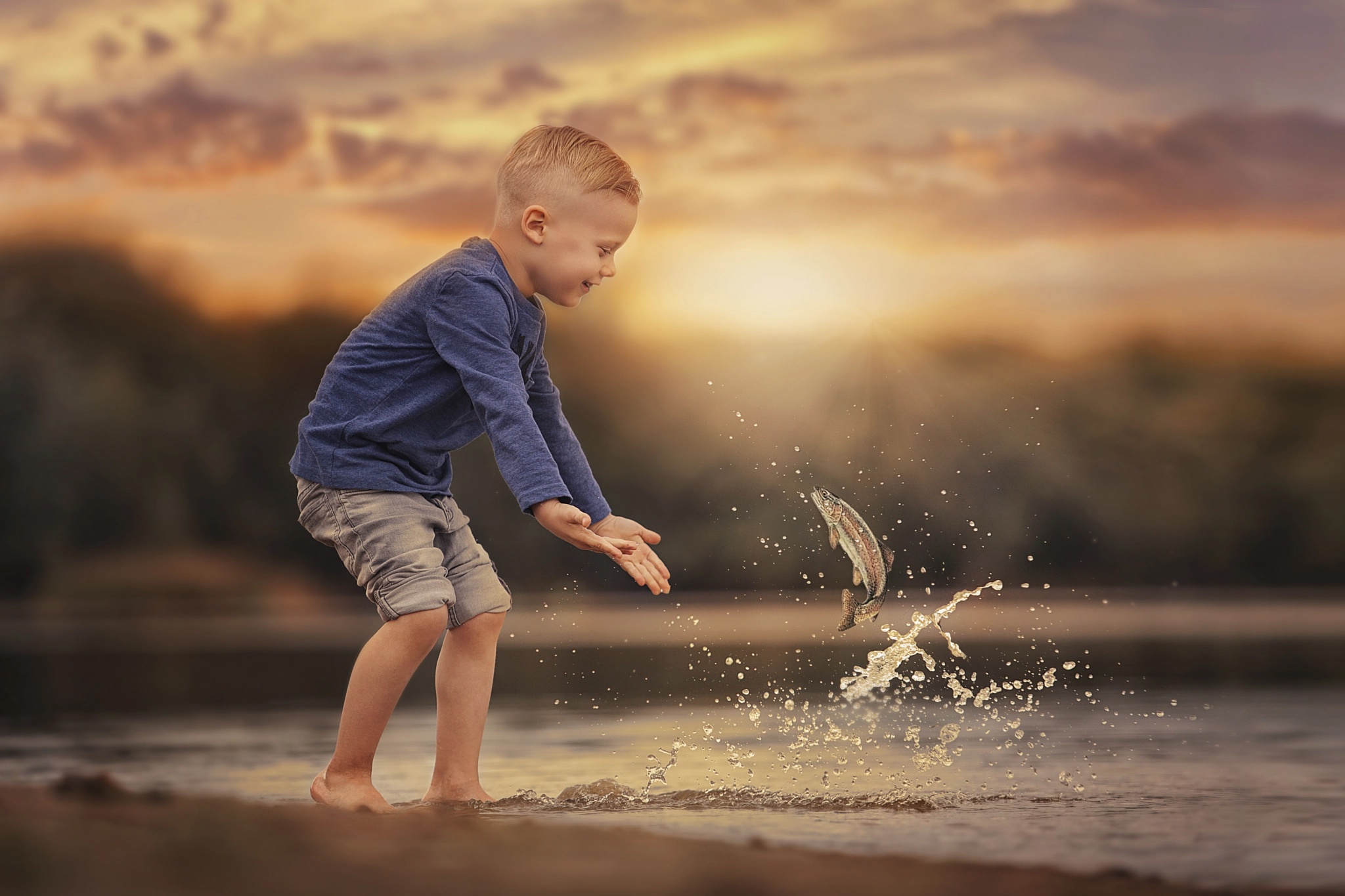 Вода которую мальчик несет. Счастливый ребенок. Счастливый мальчик. Счастливый мальчик на море. Мальчик на природе.