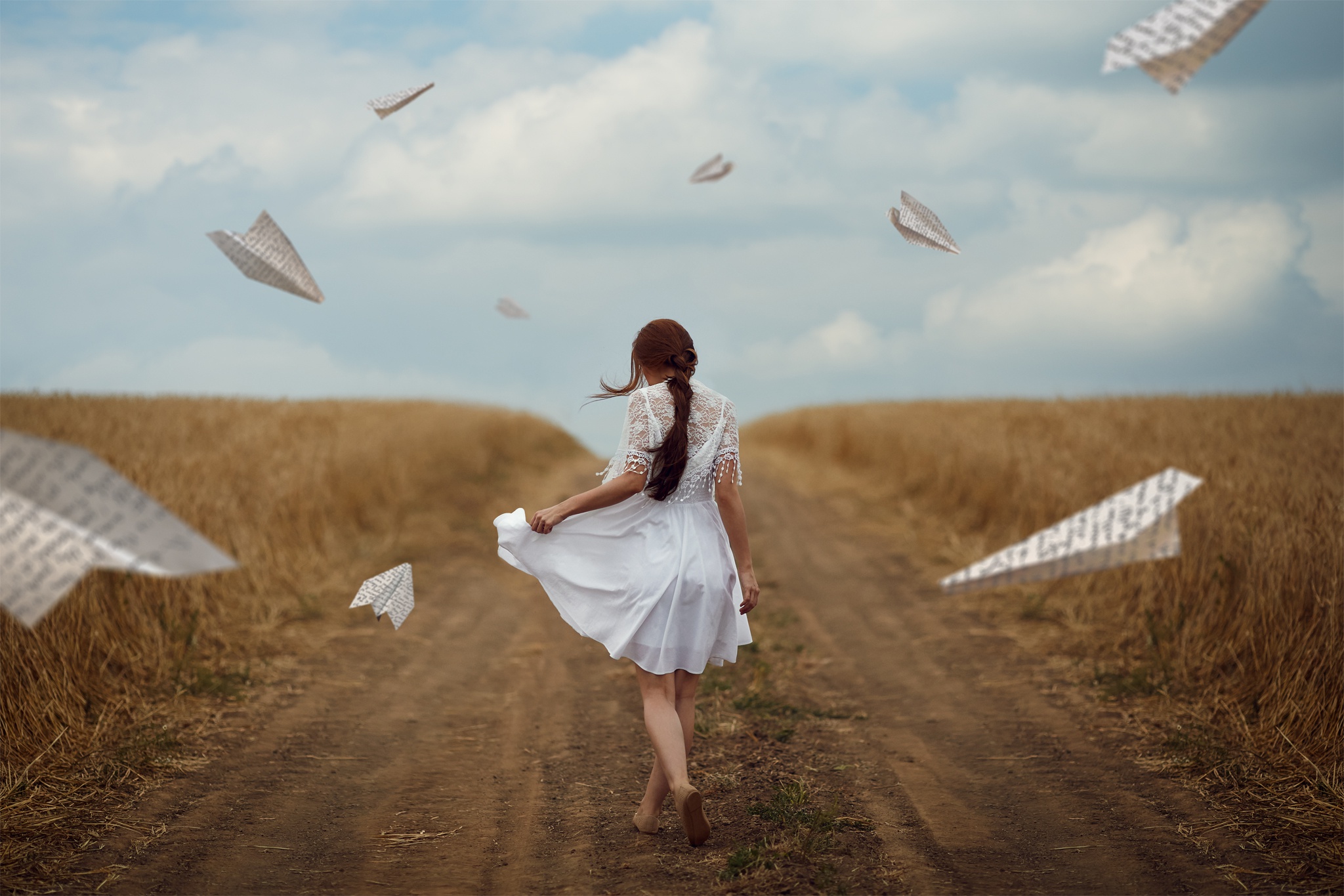 Есть слово летать. Девушка с бумажным самолетиком. Девушка в поле. Девушка улетает. Девушка на ветру.