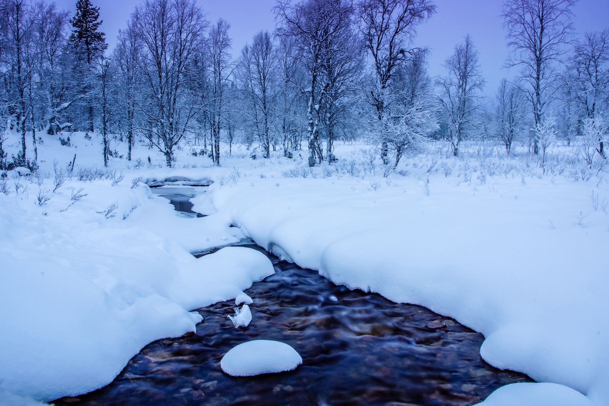 Река снежный сугроб. Снег на реке. Речка зимой в лесу. Конец зимы. Зима река снег для детей.