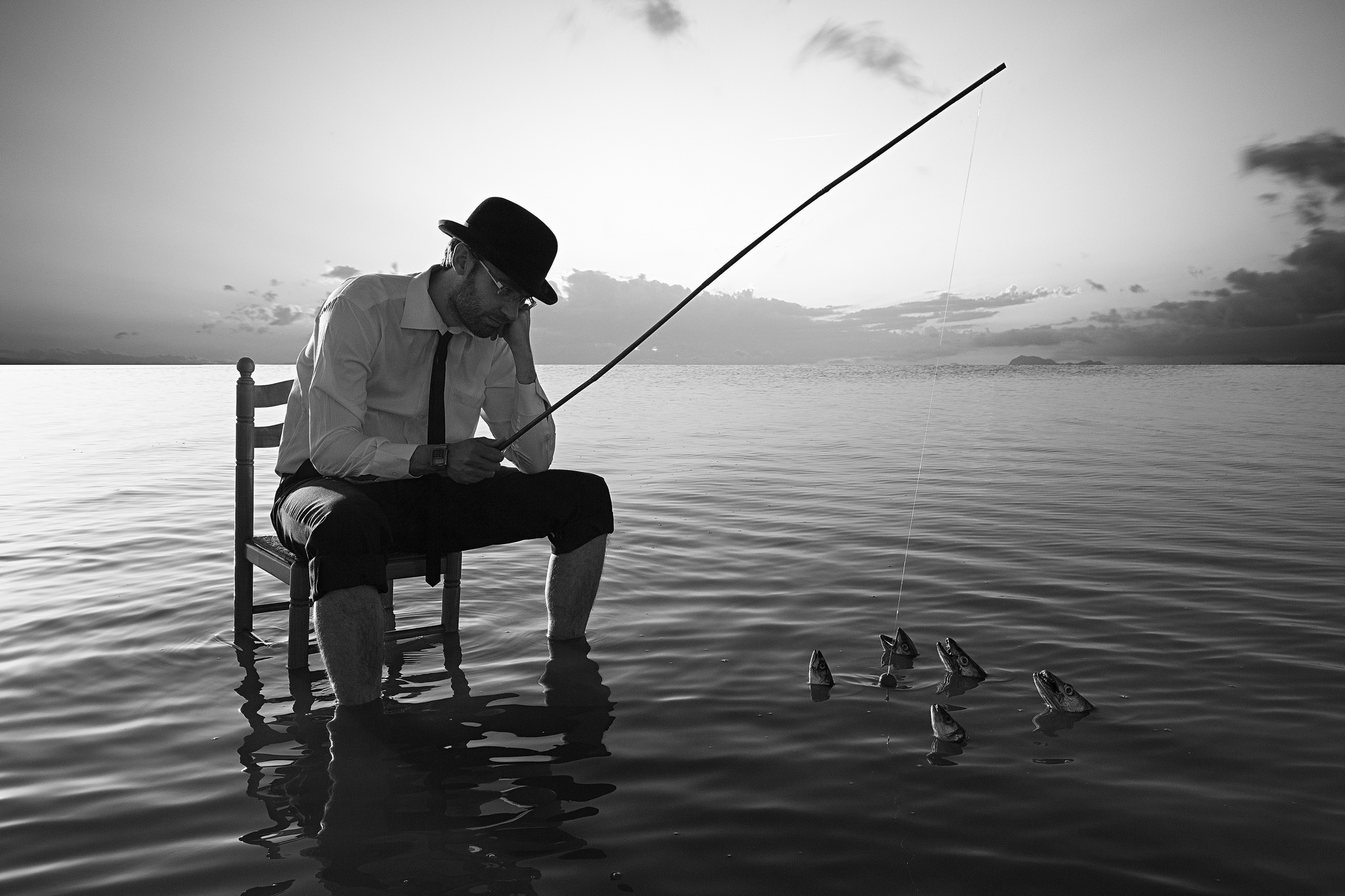 Сонник ловить рыбу мужчине. Рыбак. Рыбак с удочкой. Мужчина с удочкой на берегу. Парень с удочкой.