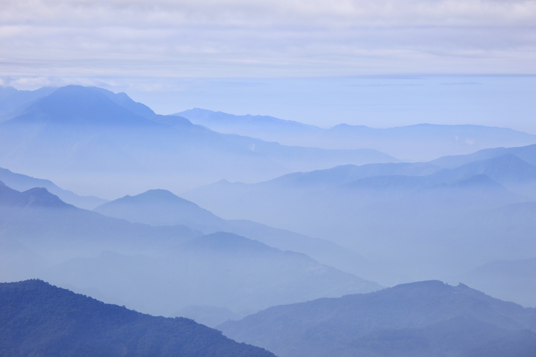 Холмы туман. Горы в тумане. Синие горы. Серо голубые горы. Сопки в тумане.