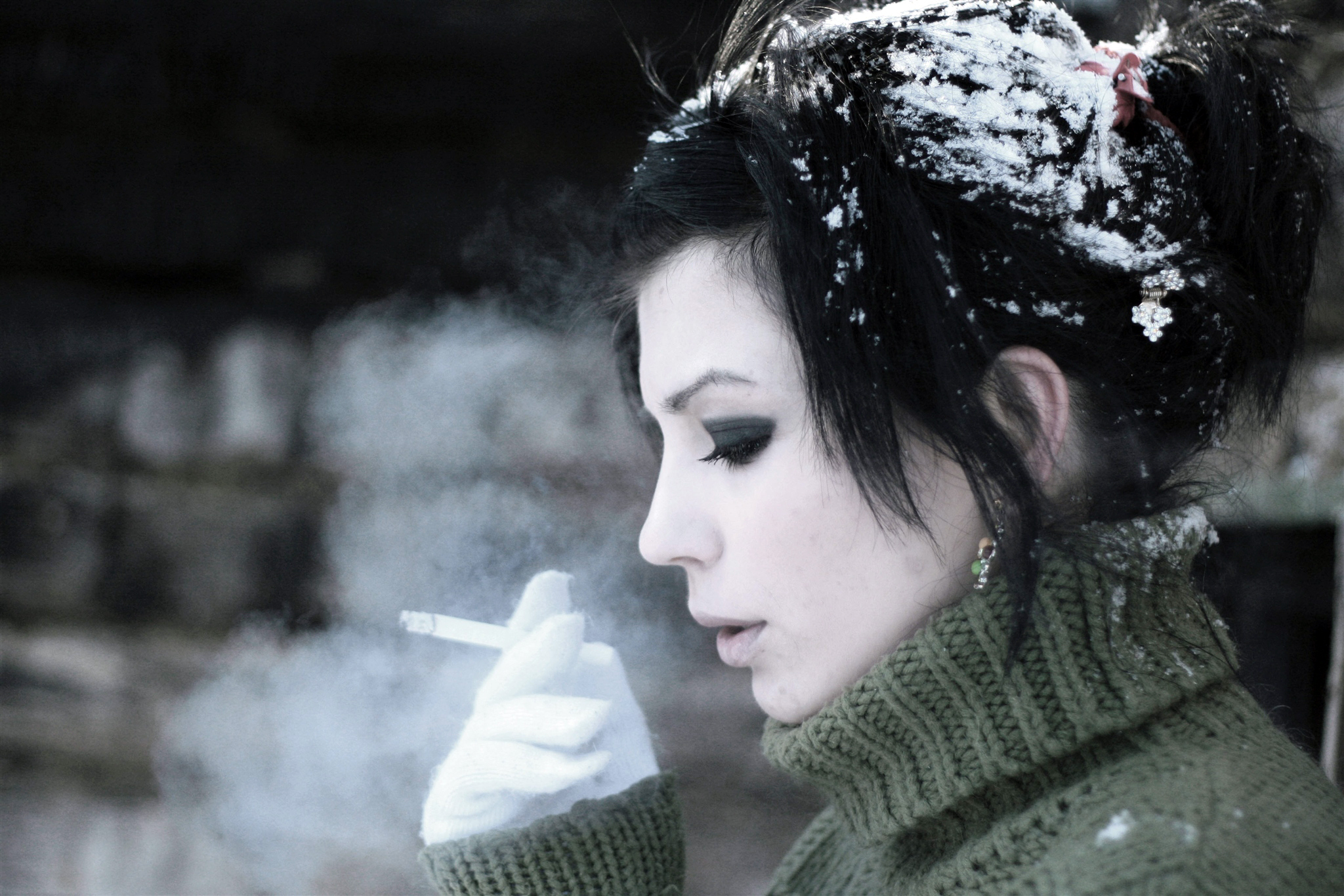 Cold and dark. Брюнетка и снег. Холодная девушка. Грустная девушка зимой. Брюнетка зима.