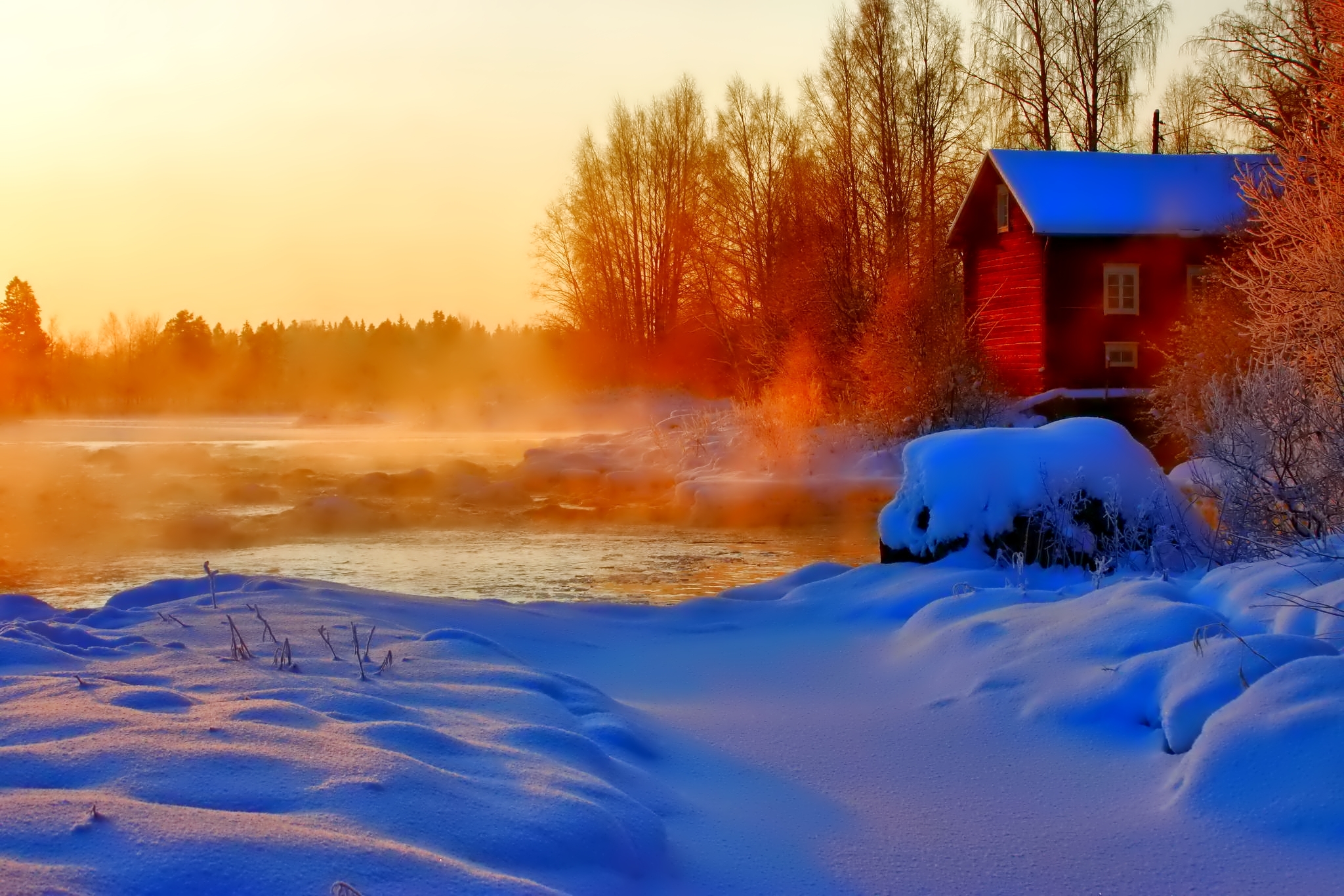 Зима на берегу озера. Зимний закат. Зима дом снег солнце. Зима лес озеро деревня. Закат зима домик в лесу.