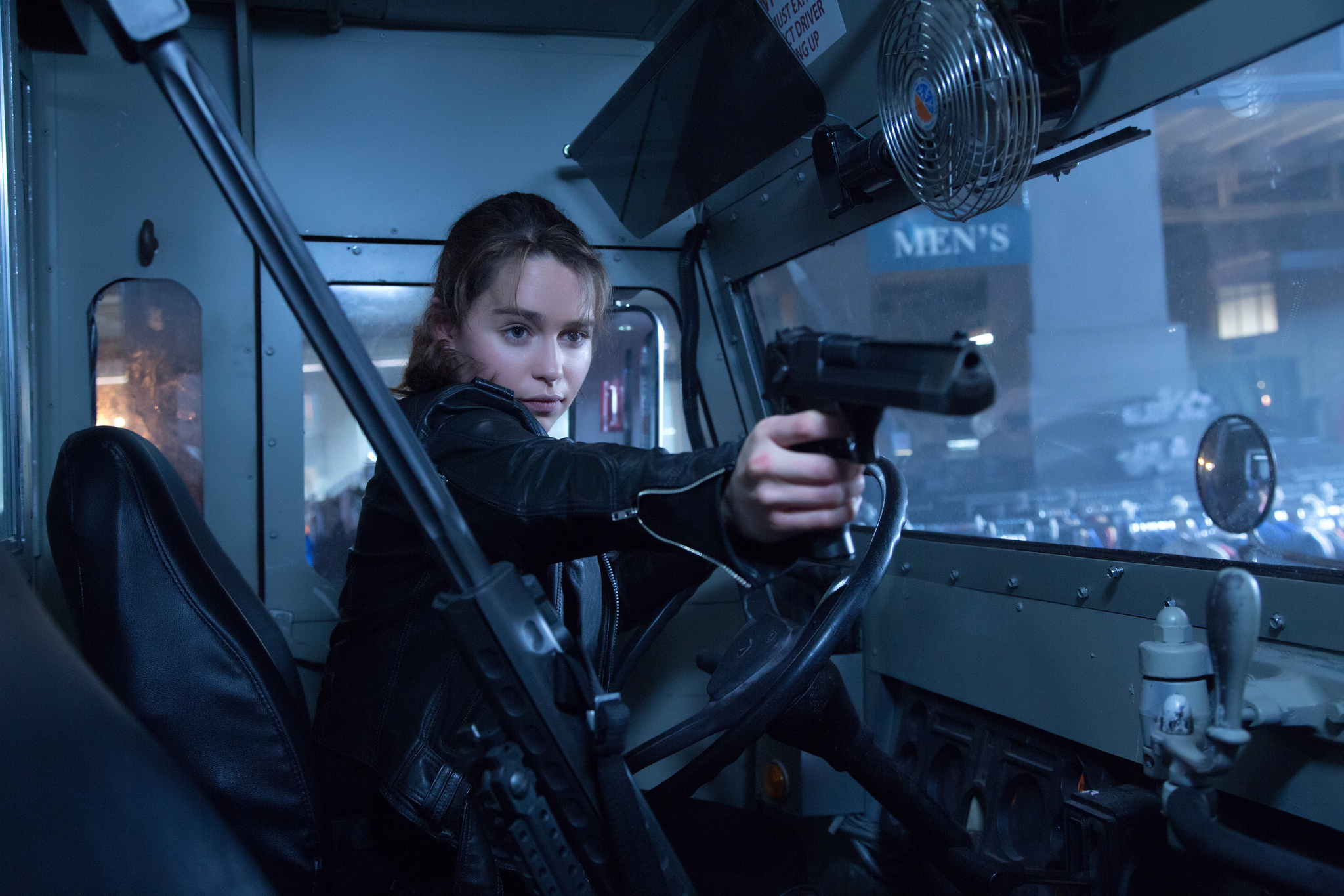 Обои пистолет, кабина, Emilia Clarke, Эмилия Кларк, Sarah Connor, Терминатор:  Генезис, Terminator Genisys на телефон и рабочий стол, раздел фильмы,  разрешение 2048x1365 - скачать