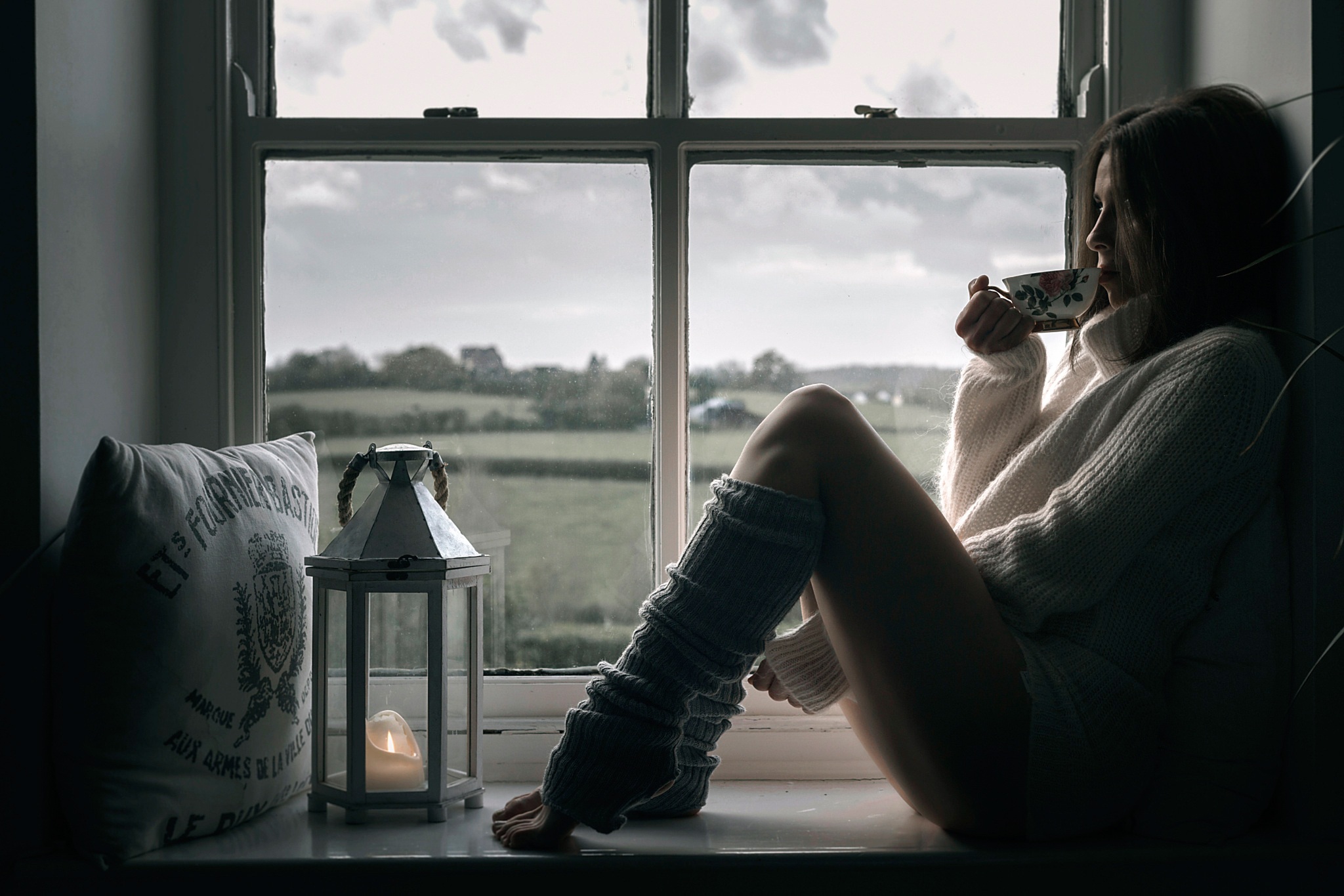 И снова одиноко поет девушка. Девушка сидит на подоконнике. Сидя на подоконнике. Сидит у окна. Девушка с чашкой у окна.