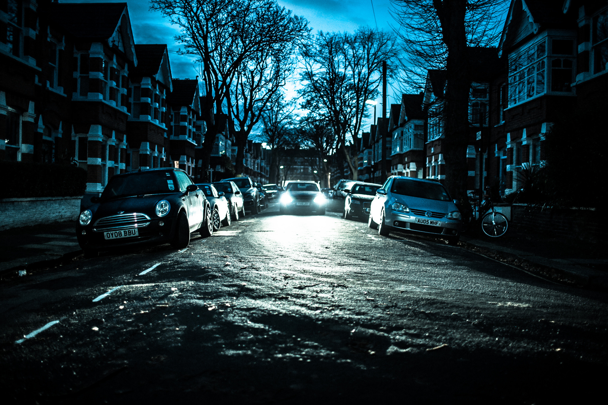 Вечер улица машины. Улицы ночного города. Темные улицы города. Машина на темной улице. Ночной город улица машины.