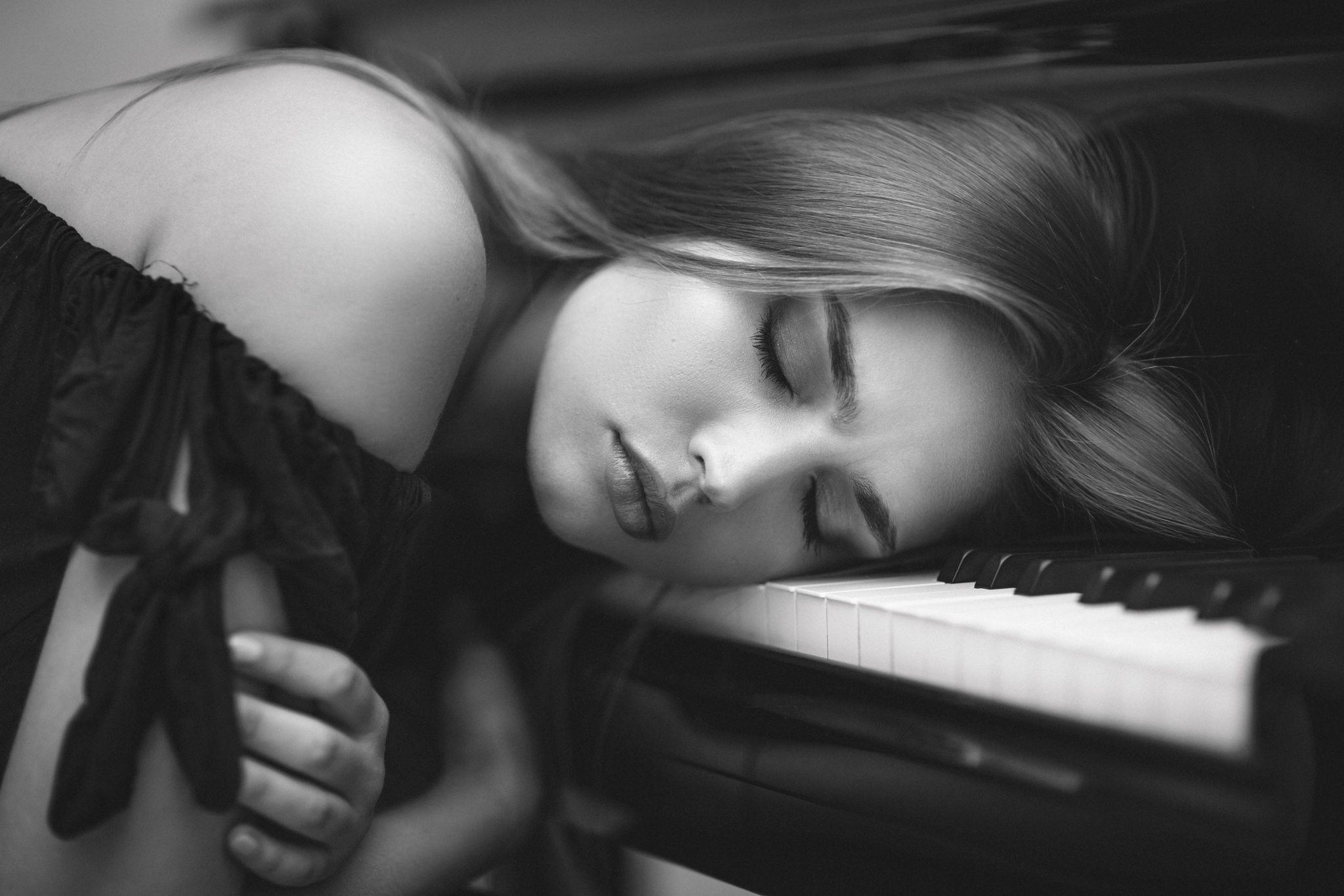Слушать грустную музыку любовь. Девушка и пианино. Девушка грустит. Девушка на рояле. Девушка за фортепиано.