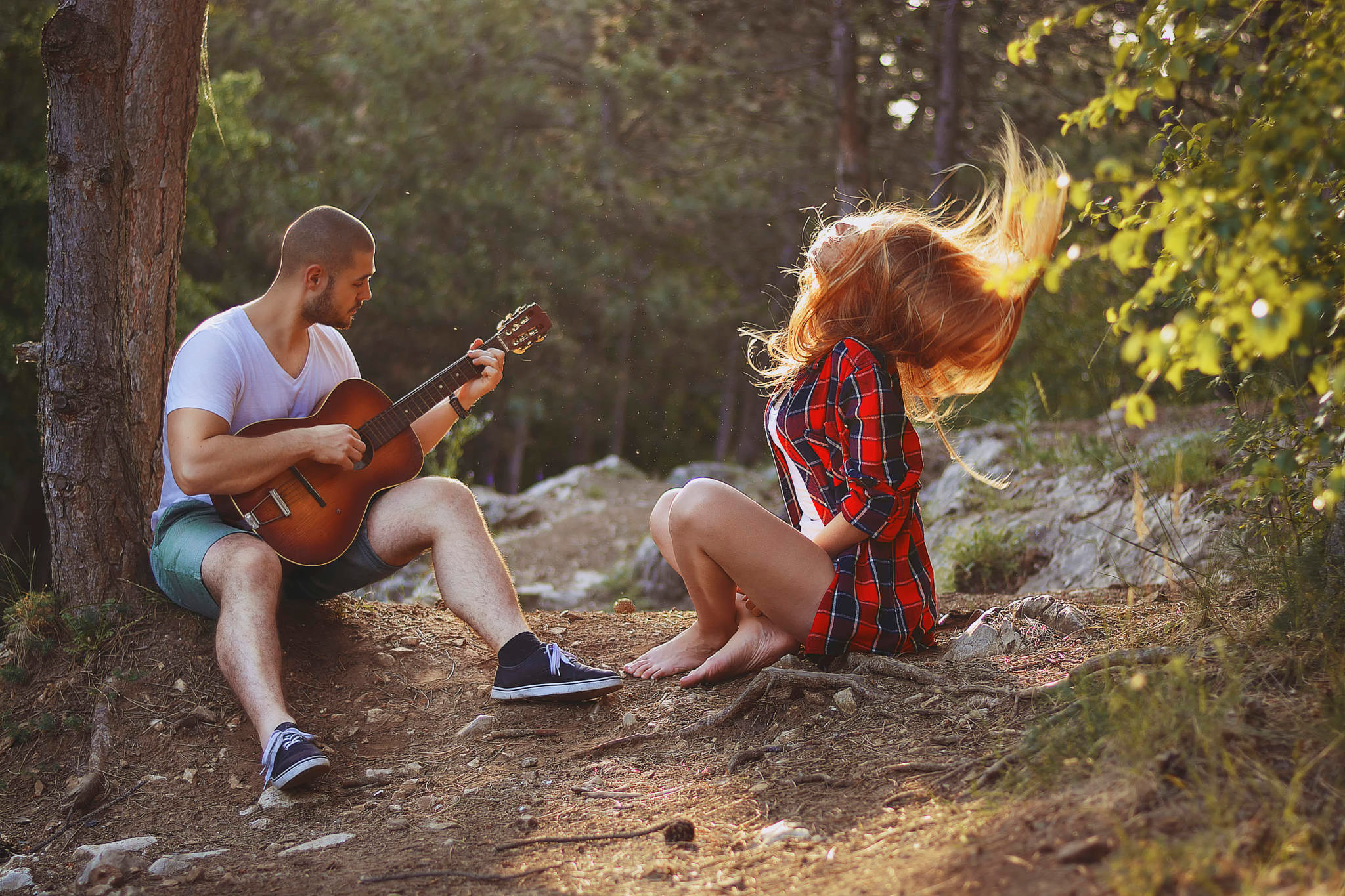 Песни играют рекламе. Гитарист на природе. Фотосессия с гитарой. Девушка с гитарой на природе. Фотосессия с гитарой на природе.