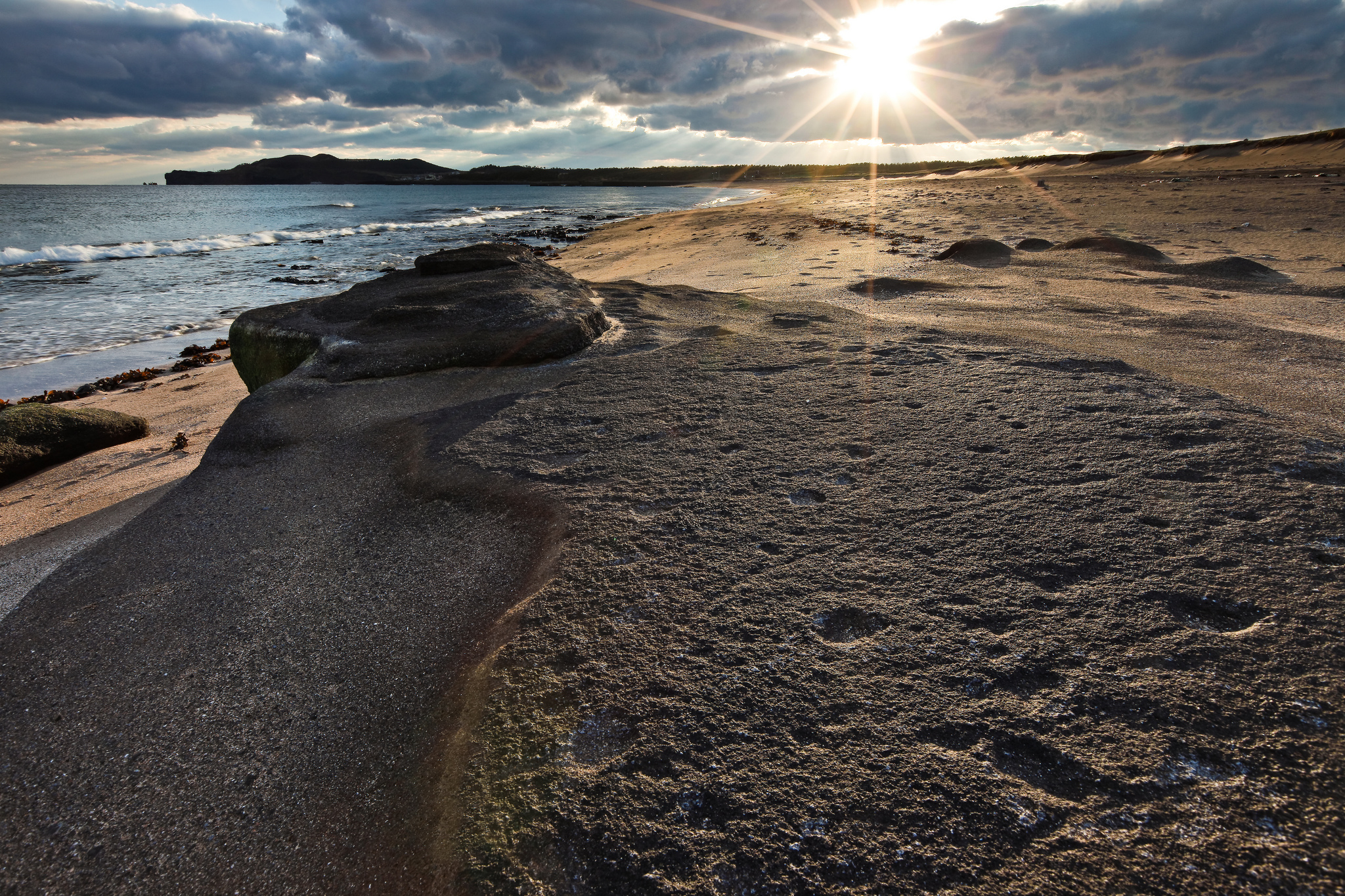 Берег света. Вид песок море небо на Кавказе. Sun, cloud, Stone.