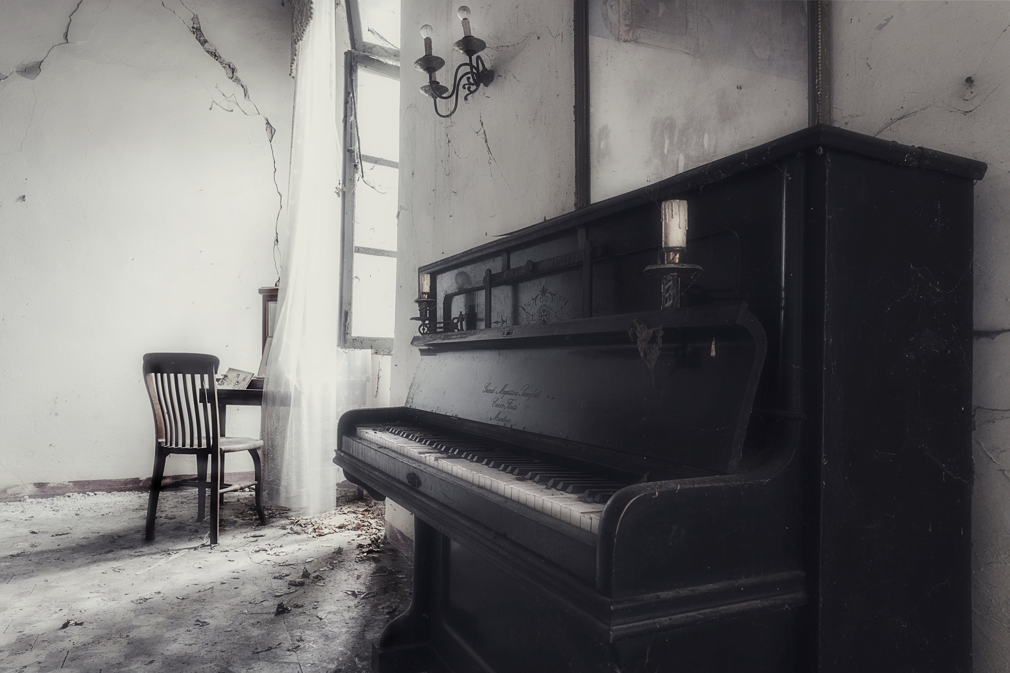 Песня черный рояль. Старинное пианино. Старинная комната с роялем. Черно белое пианино. Комната с пианино.