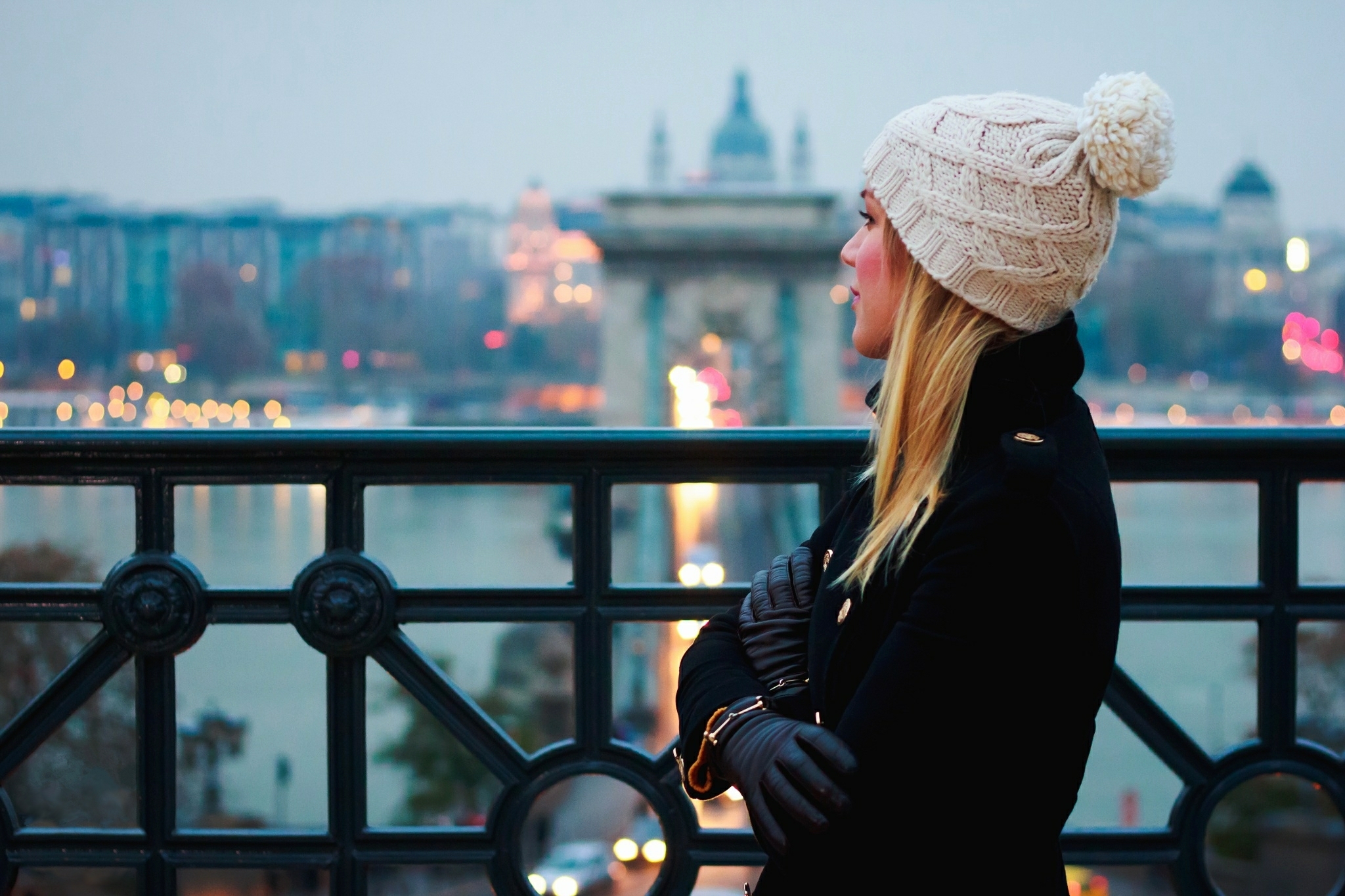 Видела города и получше. Городская фотосессия. Фотосессия на мосту зимой. Блондинка зима. Девушка в шапке со спины.