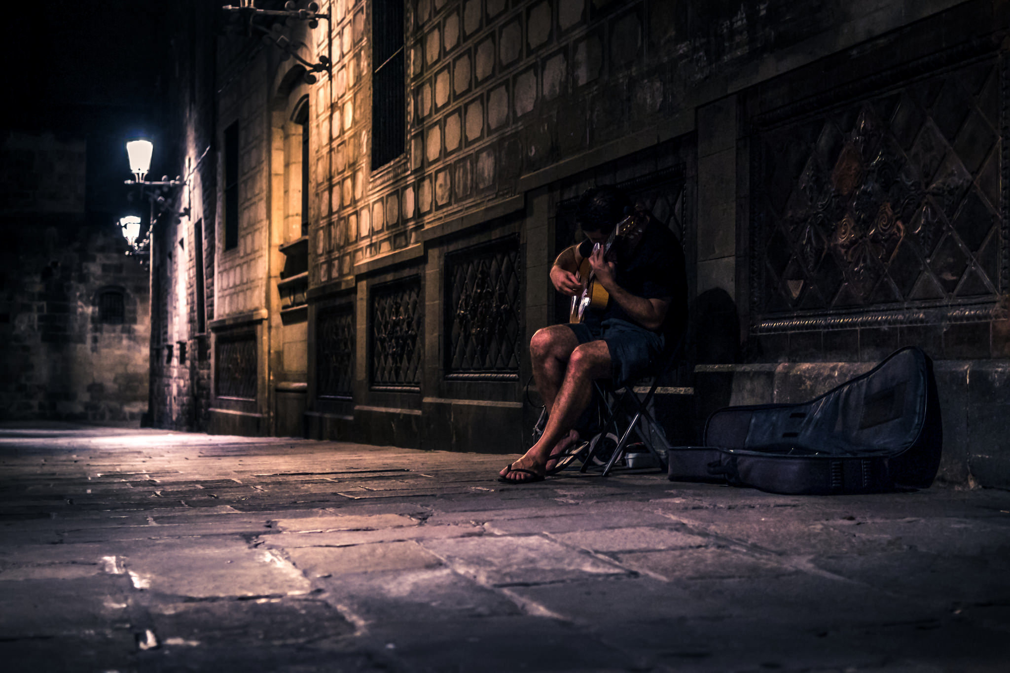 Музыка на улице ночью. Одиночество в городе. Человек в переулке. Девушка в ночном городе. Человек на темной улице.