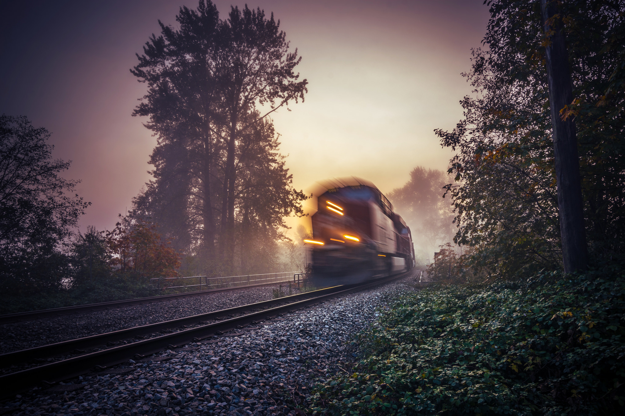 Уходящая железная дорога. Уходящий поезд. Пейзаж с железной дорогой. Железная дорога в тумане. Красивый поезд.
