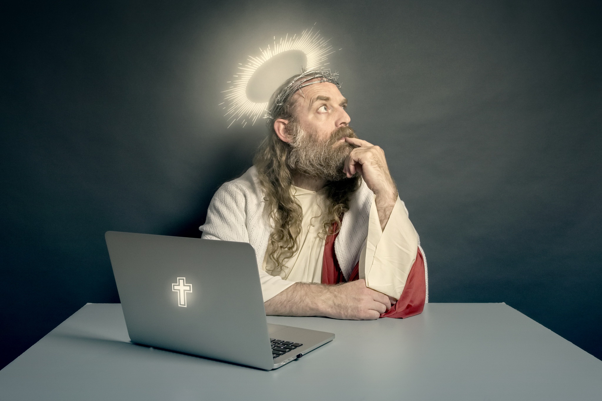 Сон святые люди. Святой человек. Человек с нимбом. Бог за компьютером. Священник за компьютером.