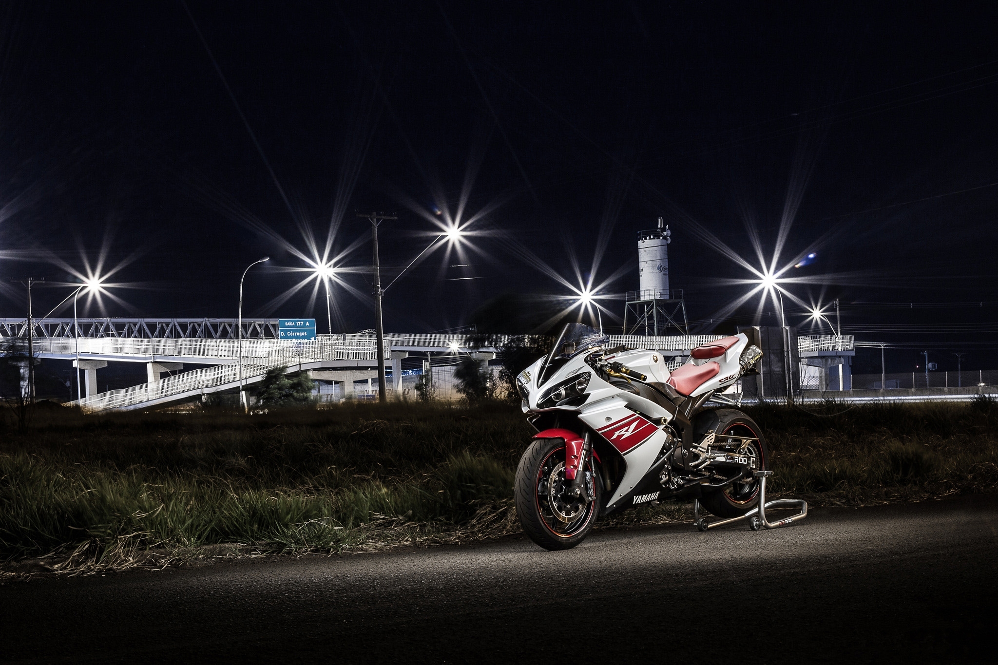 Мотоцикл невинномысск. Yamaha r1 белый. Yamaha r1 Night. Yamaha r6. Ямаха р6 ночью.