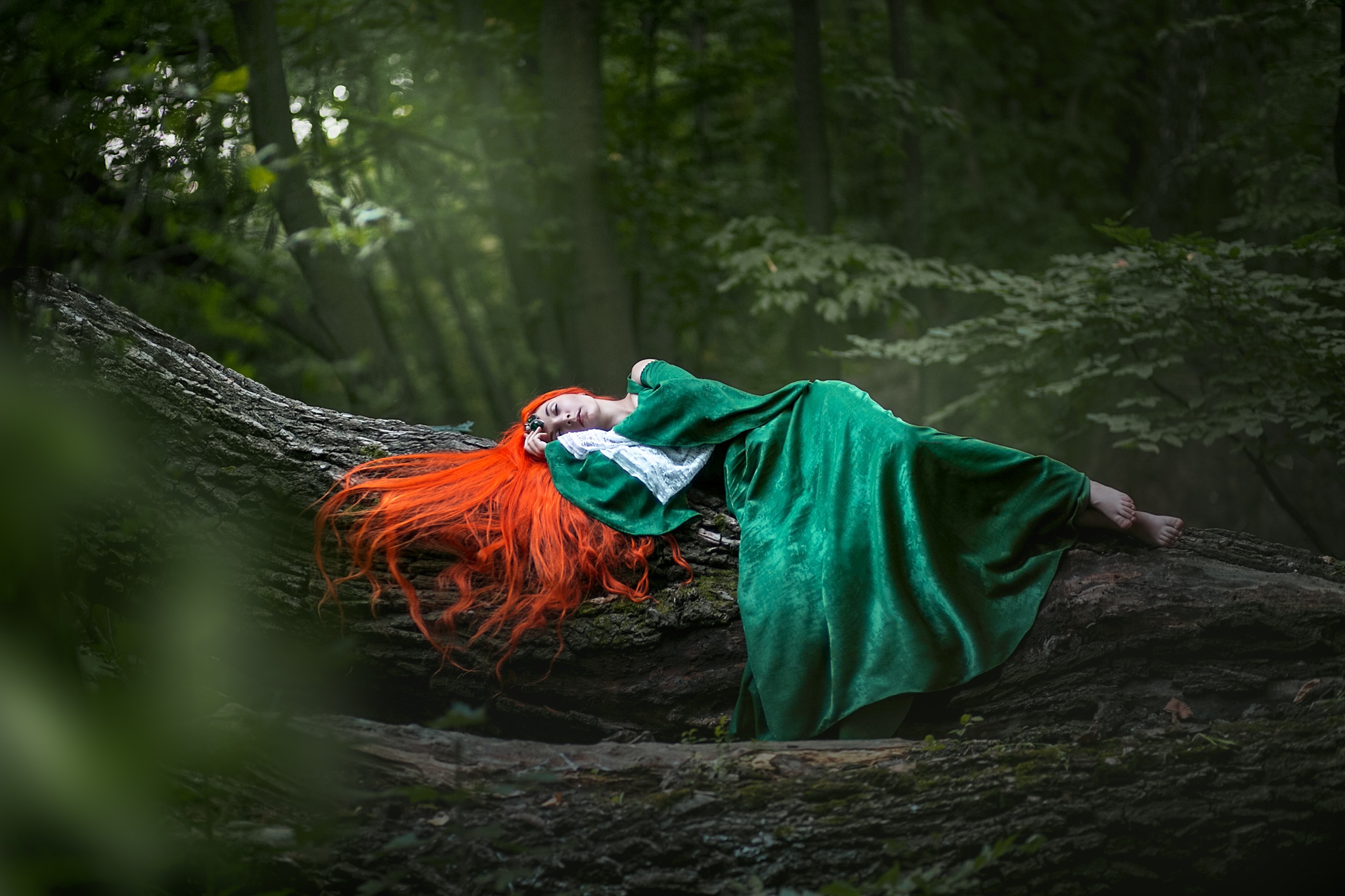 Фотосессия в лесу в зеленом платье