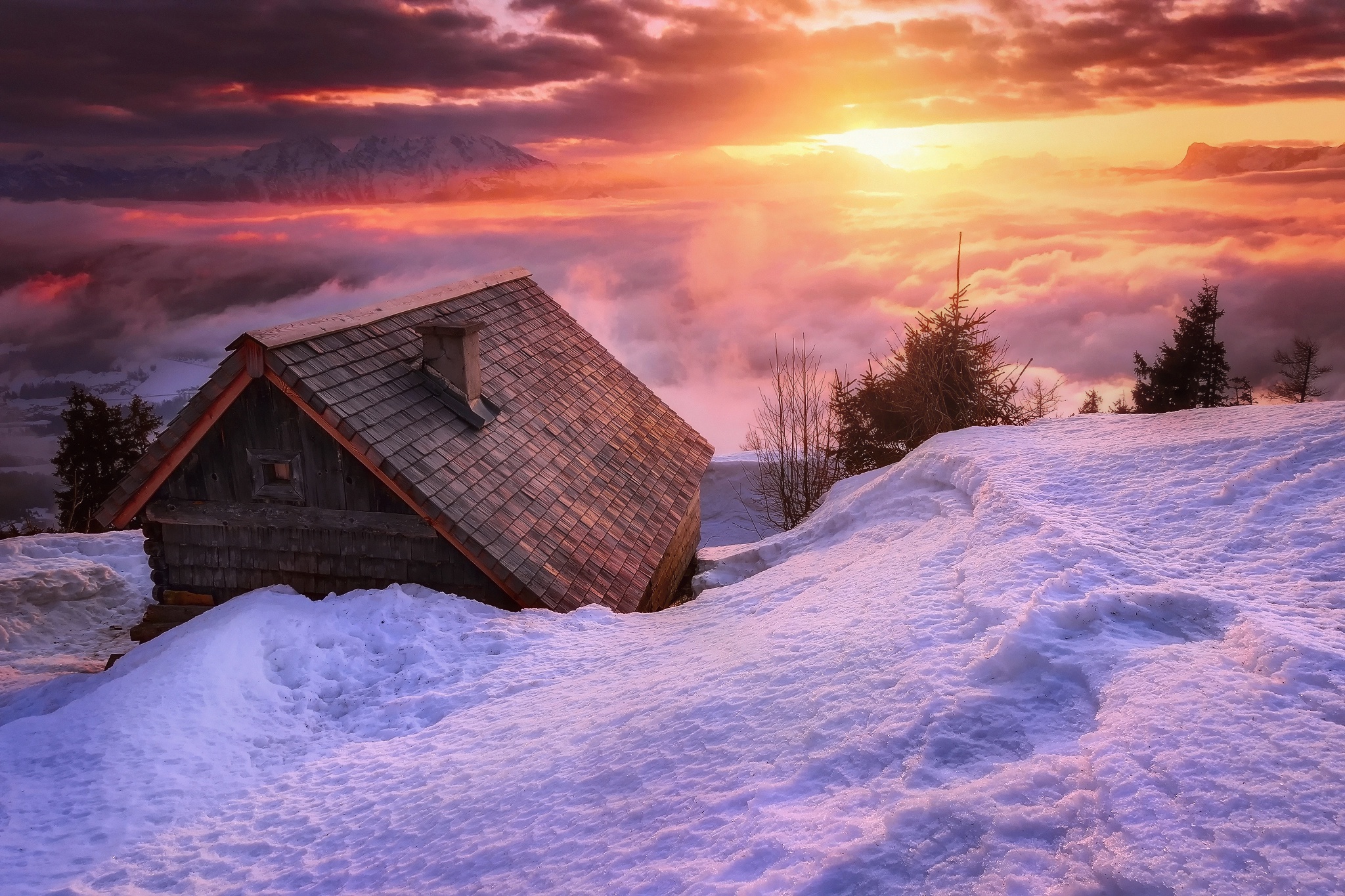 Снегом укрыты дома. Зимний дом. Заснеженный домик. Дом зимой. Зимняя избушка.