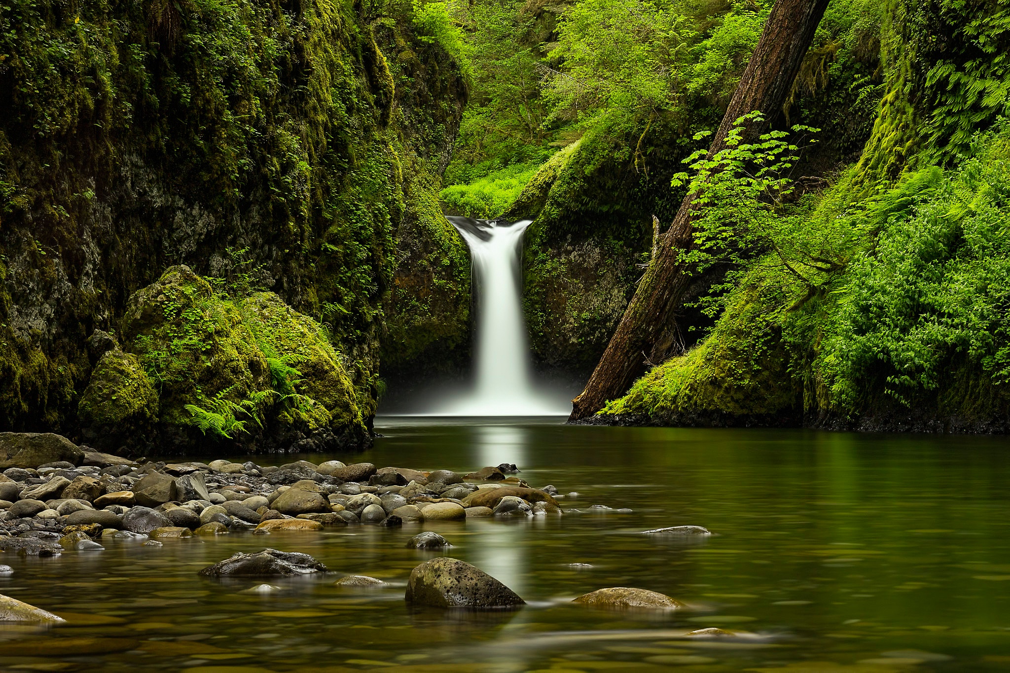 Natural world. Ривер Гордж, Колумбия. Орегонский омут. Columbia Punchbowl Панама. Eagle Creek gorge, Punchbowl Falls, Oregon.