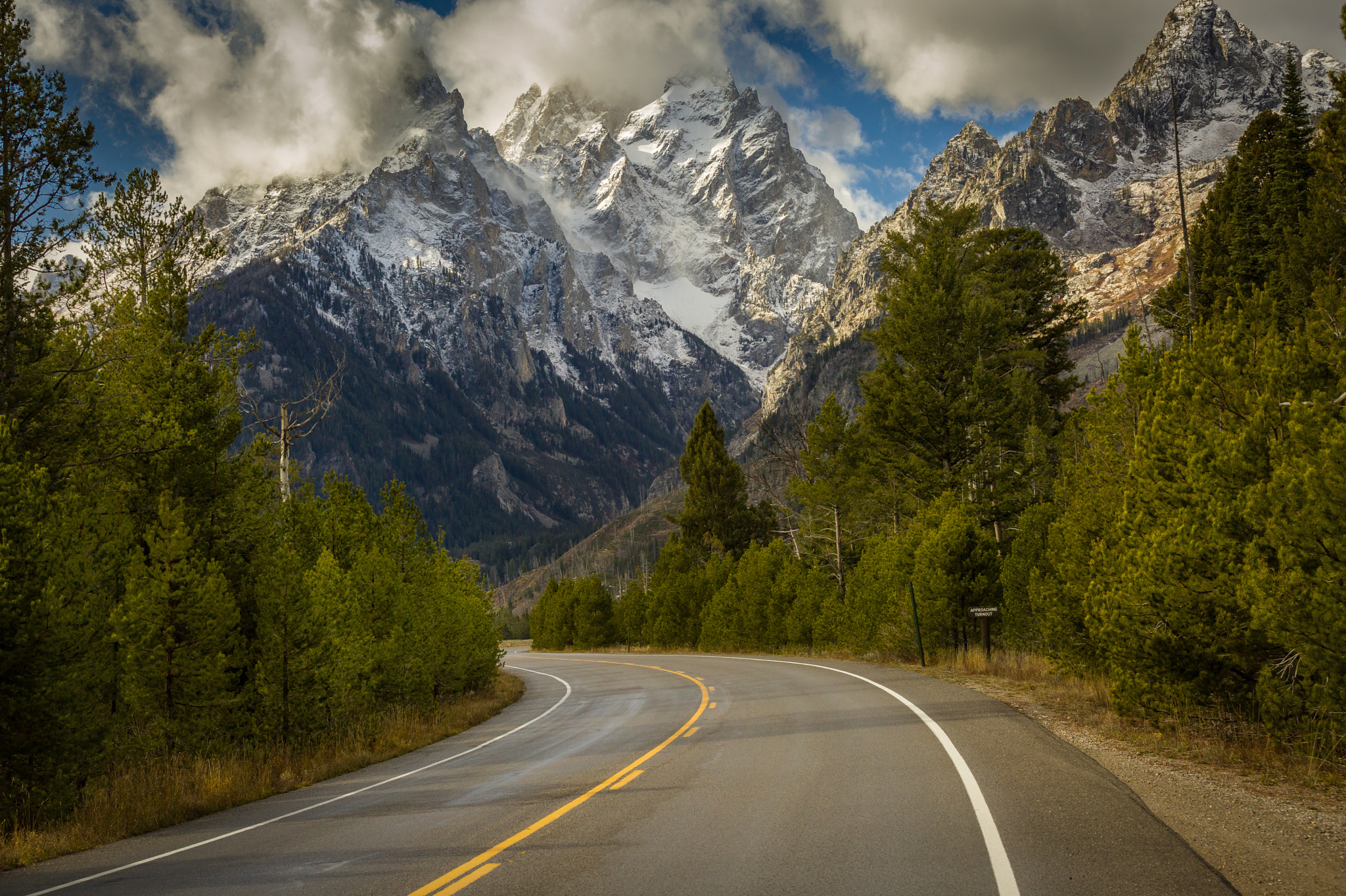 Дорога с красивым видом. Дорога в гору. Красивые дороги. Дорога лес горы. Красивая дорога в горах.