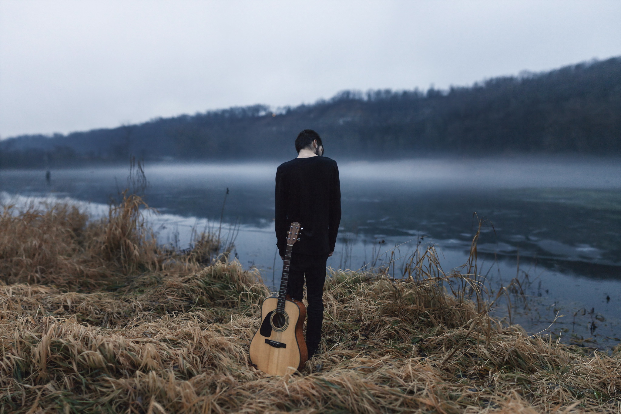 Мужчина через реку. Парень с гитарой на природе. Гитара на природе. Человек на берегу реки. Одинокий парень.