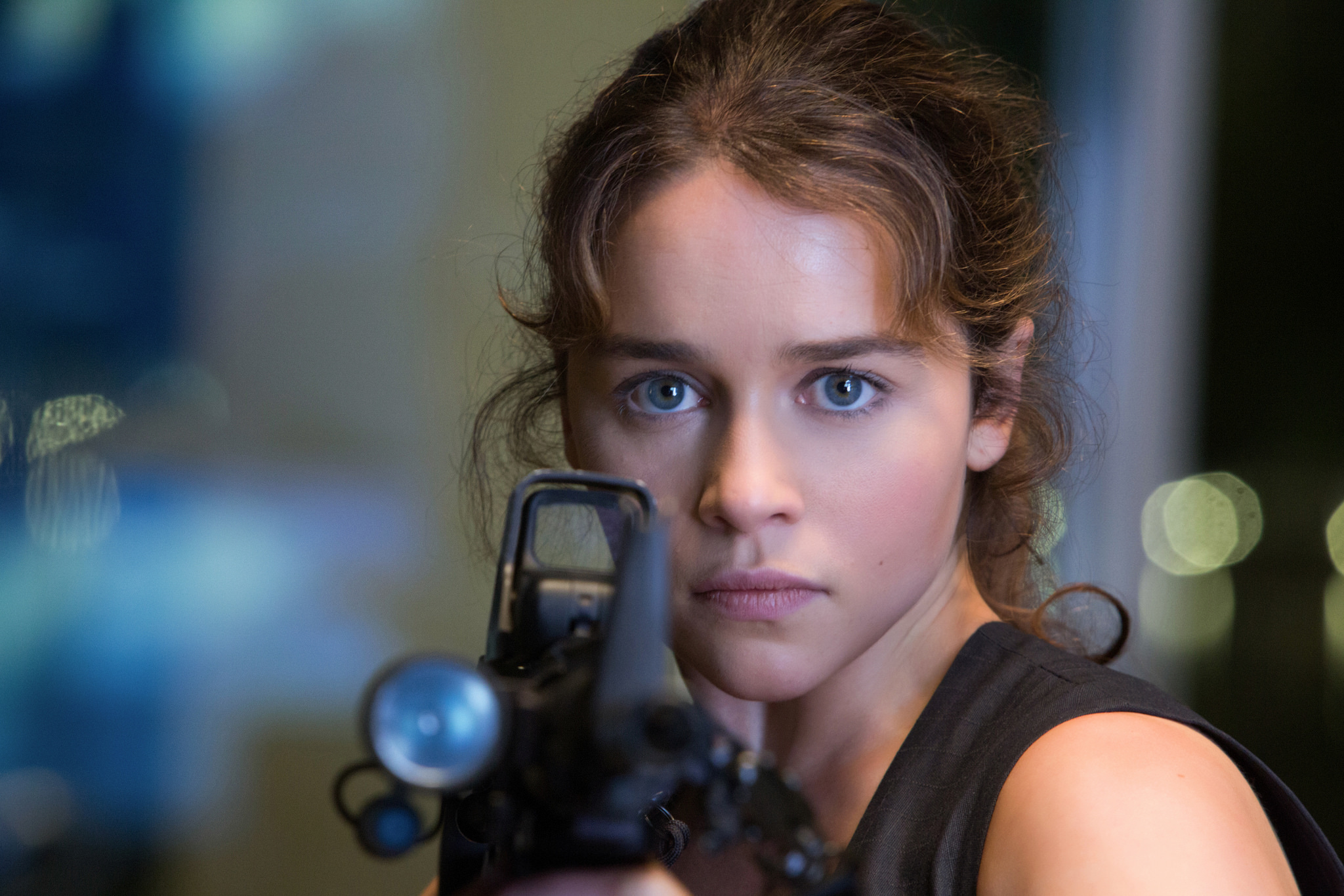 Обои взгляд, Emilia Clarke, Эмилия Кларк, Sarah Connor, Терминатор: Генезис,  Terminator Genisys на телефон и рабочий стол, раздел фильмы, разрешение  2048x1365 - скачать