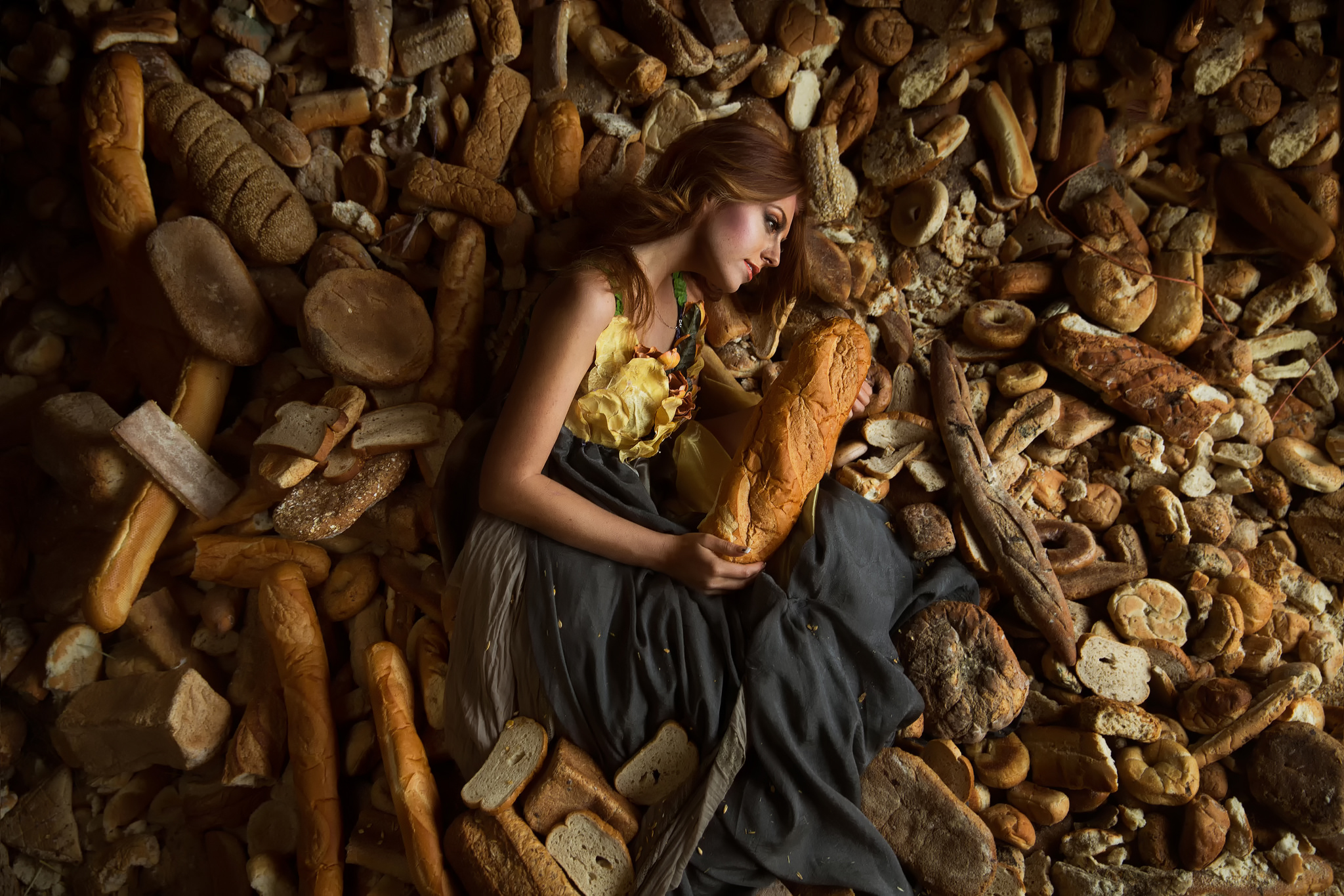 Ночью ем хлеб. Девушка с хлебом. Фотосессия с хлебом. Фотосет с хлебом. Фотосессия девушка с хлебом.