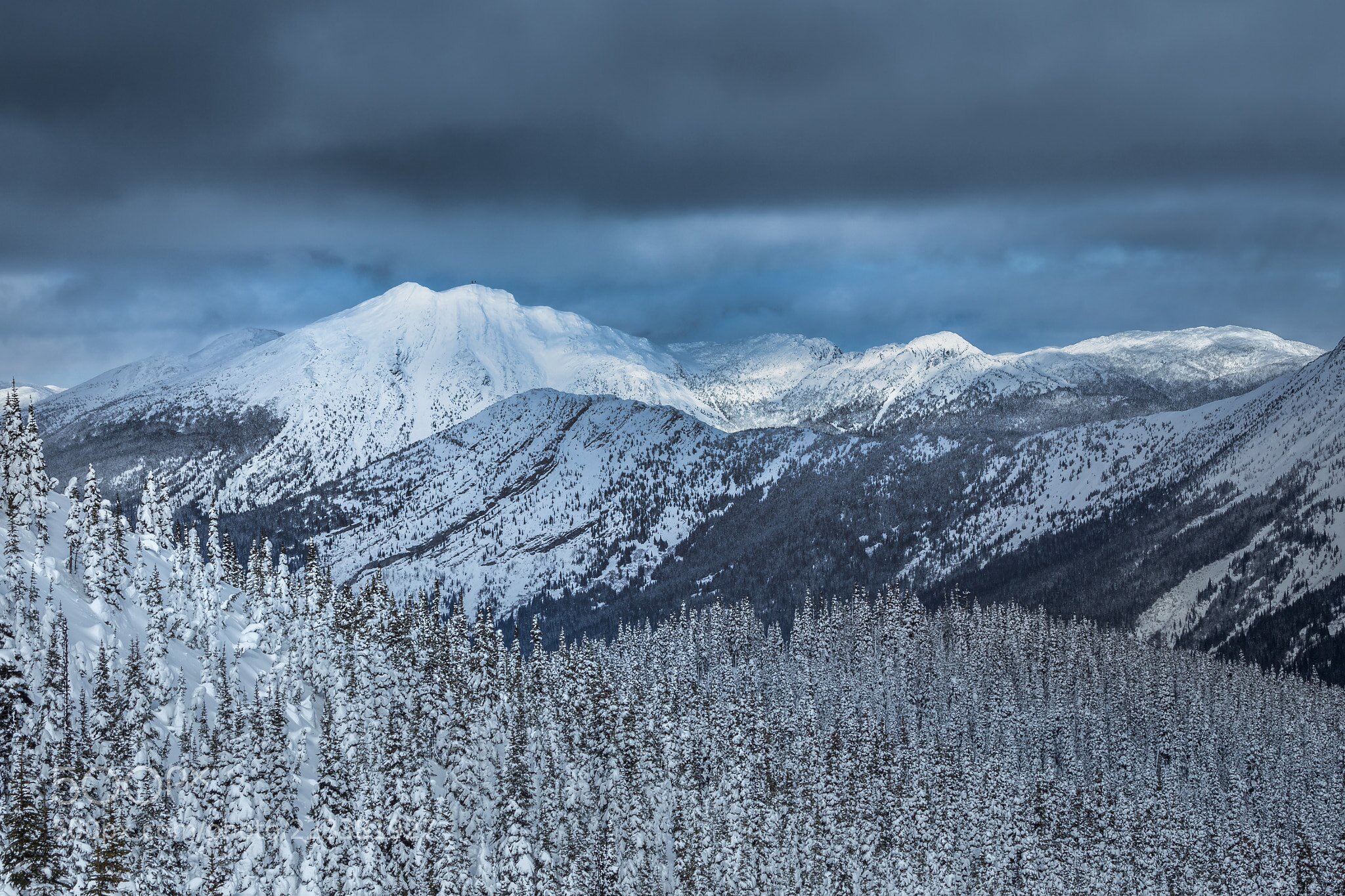 Northern mountains. Горы зимой. Снежные горы. Скалистая гора в снегу. Зима лес горы.