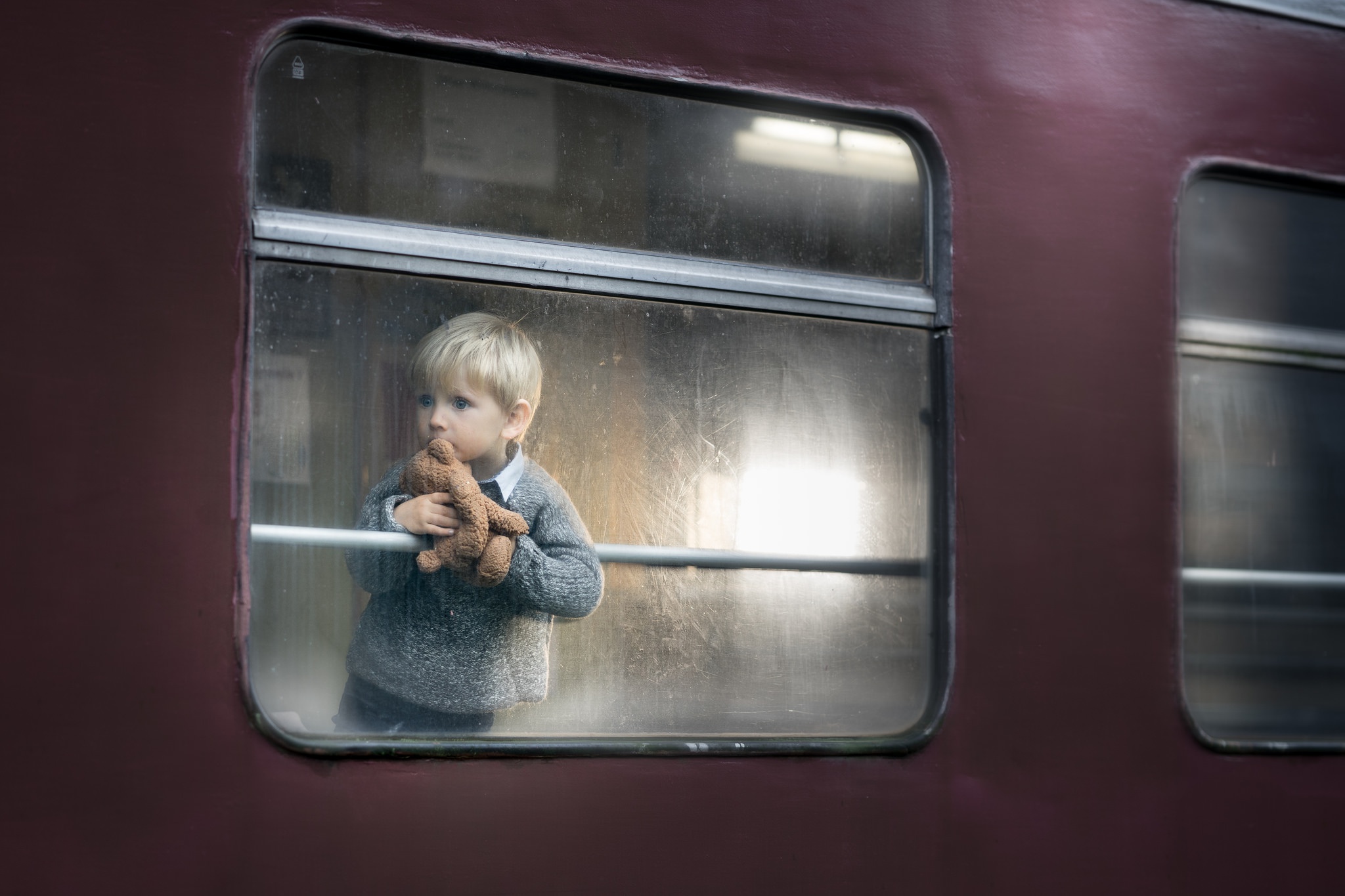 Ребенок едет на поезде с бабушкой. Человек в окне поезда. Окно поезда.