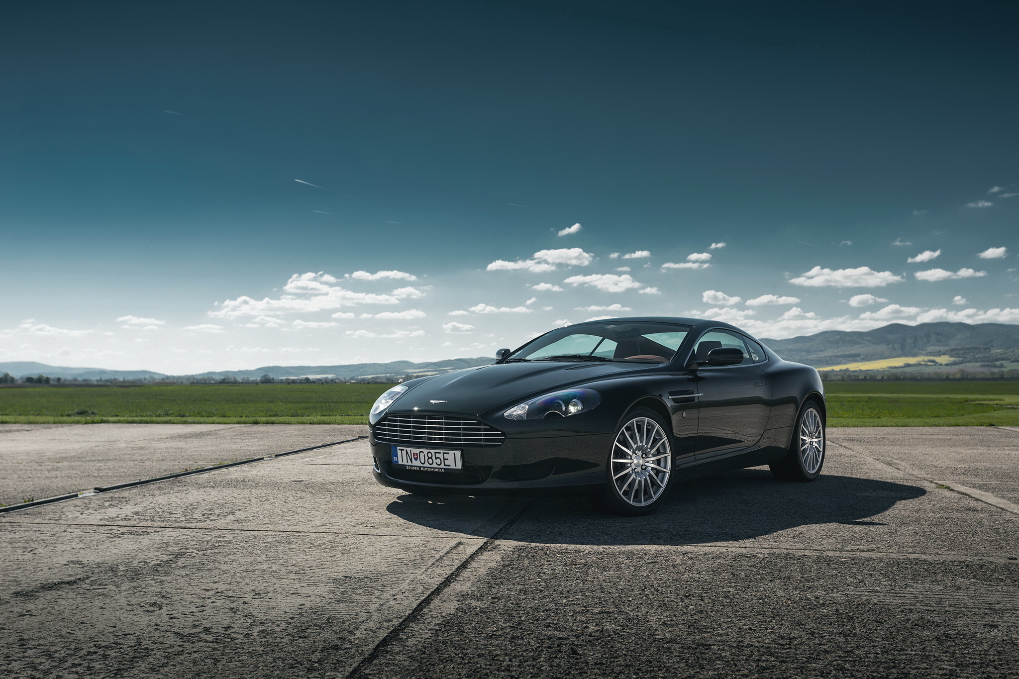 Aston Martin db9 на берегу моря