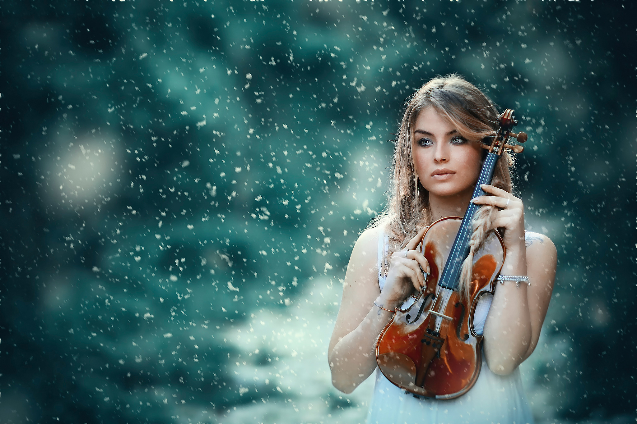Зима музыка автор. Девушки со скрипкой. Девочка со скрипкой. Скрипачка блондинка. Фотосессия со скрипкой.
