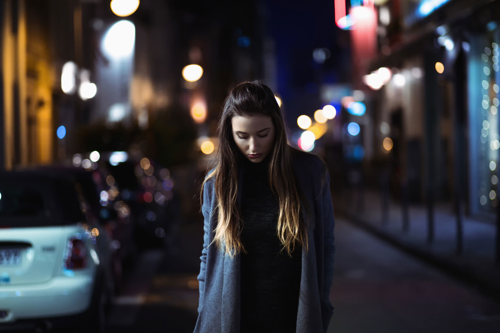 Девушка вечером на улице