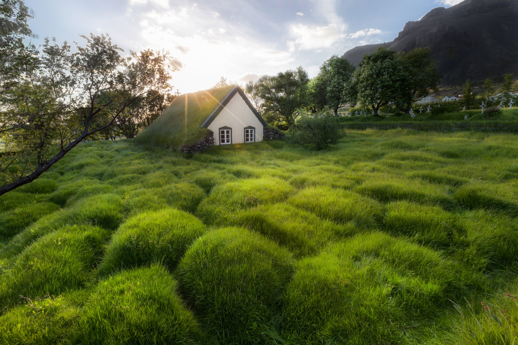 Красивые зеленые места. Hofskirkja Исландия. Дом зеленая трава. Дом на траве. Зеленые Луга и дом.