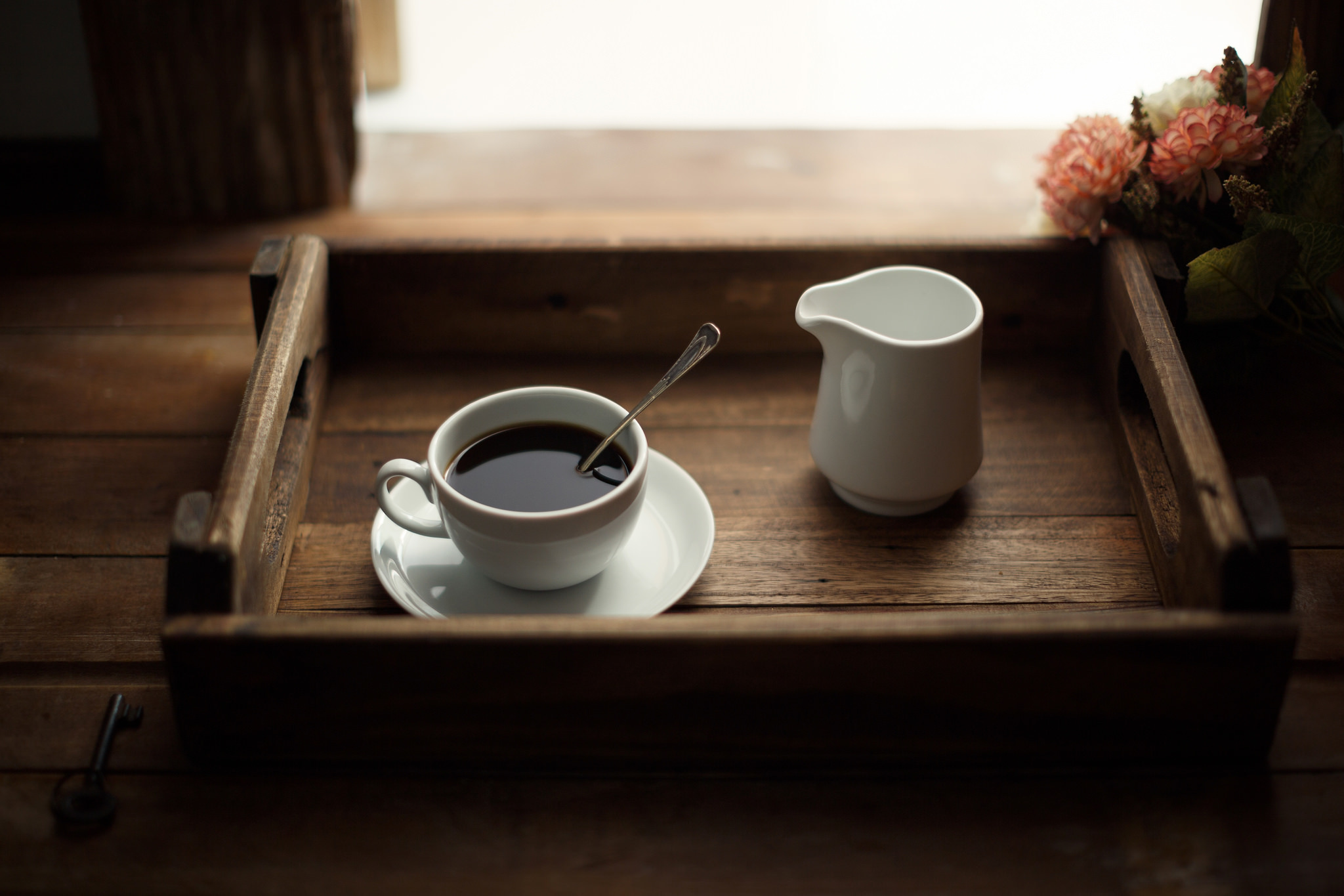 Чашка кофе на столе