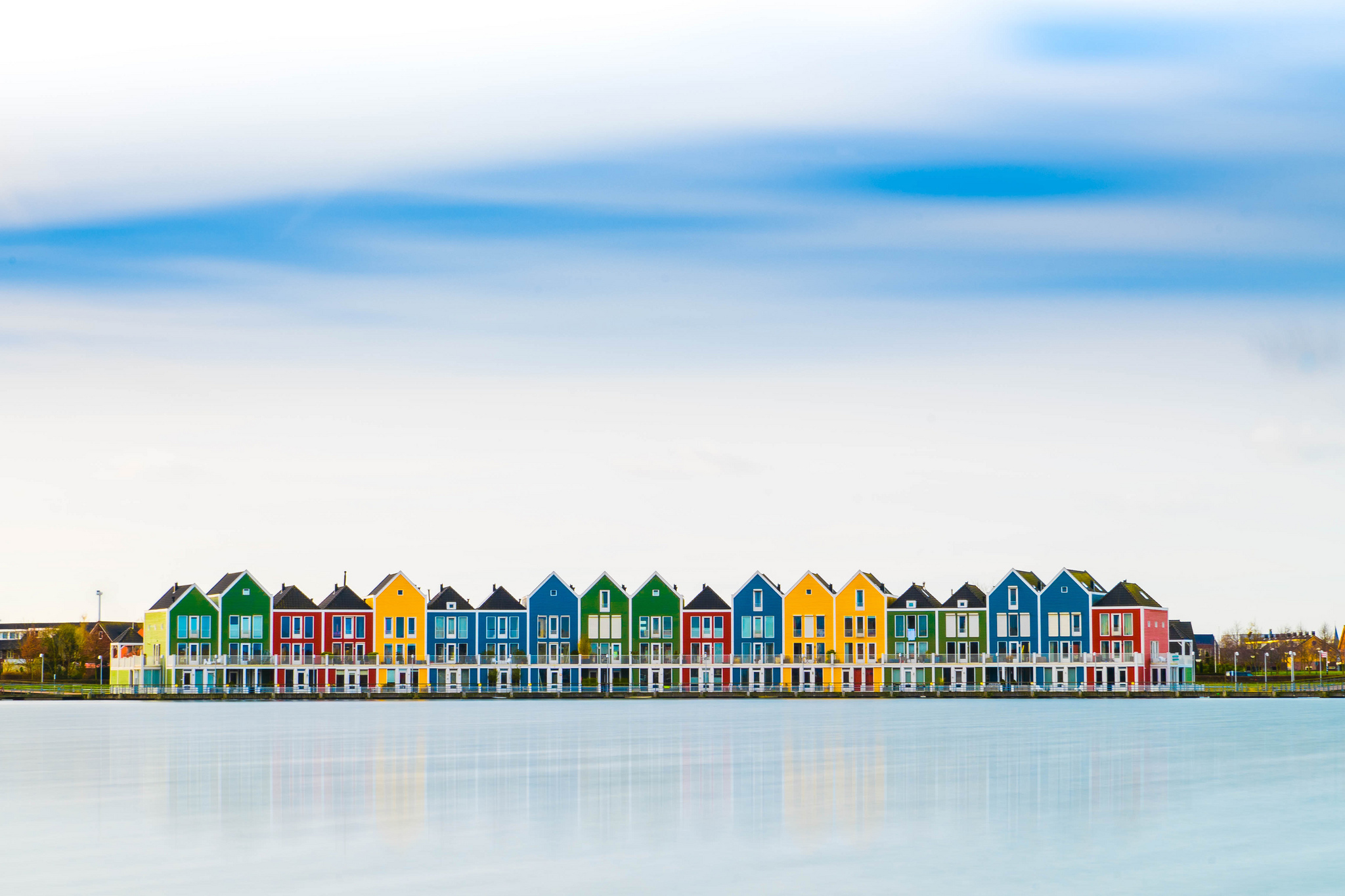 Colorful houses. Хаутен город в Голландии. Город Хоутен Хаутен в Голландии. Разноцветные домики. Цветные дома.
