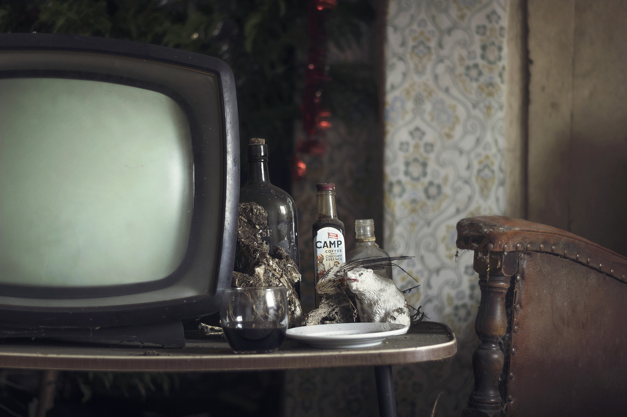 Кинопоиск на старом телевизоре. Старый телевизор. Пыльный телевизор. Старый телевизор в комнате. Грязный телевизор.
